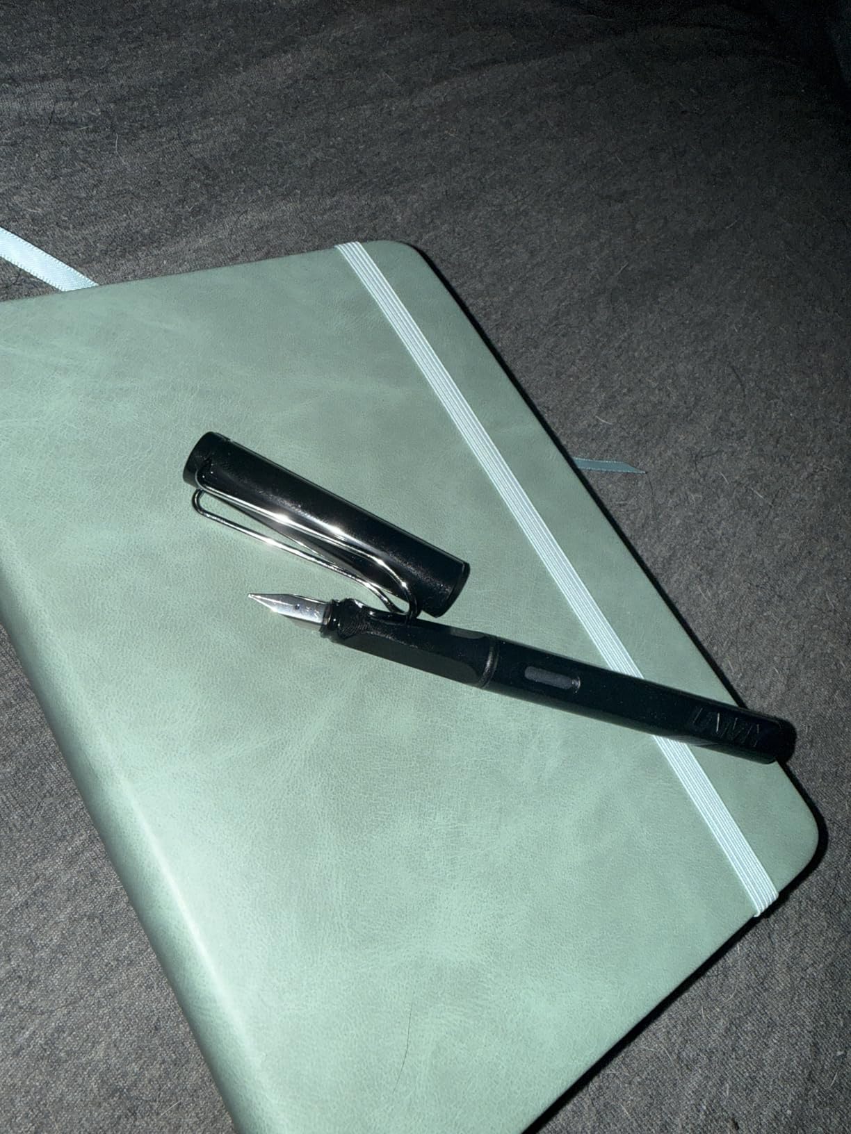LAMY Safari Black Fountain Pen with Ergonomic Grip & Polished Steel Nib in Size M - Ideal for Writing & Calligraphy customer photo 2