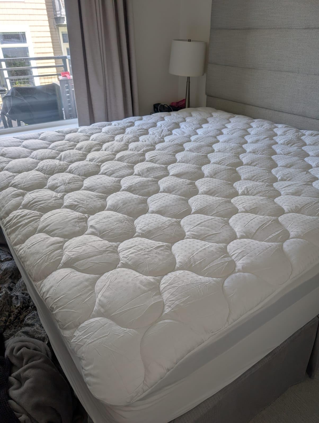 LEISURE TOWN Cotton Queen Mattress Pad Fitted Quilted Mattress Cover Pillow Top Mattress Topper Cooling Soft Breathable Mattress Protector with 8-21 Deep Pocket,Machine Washable(60x80 White) customer photo 2