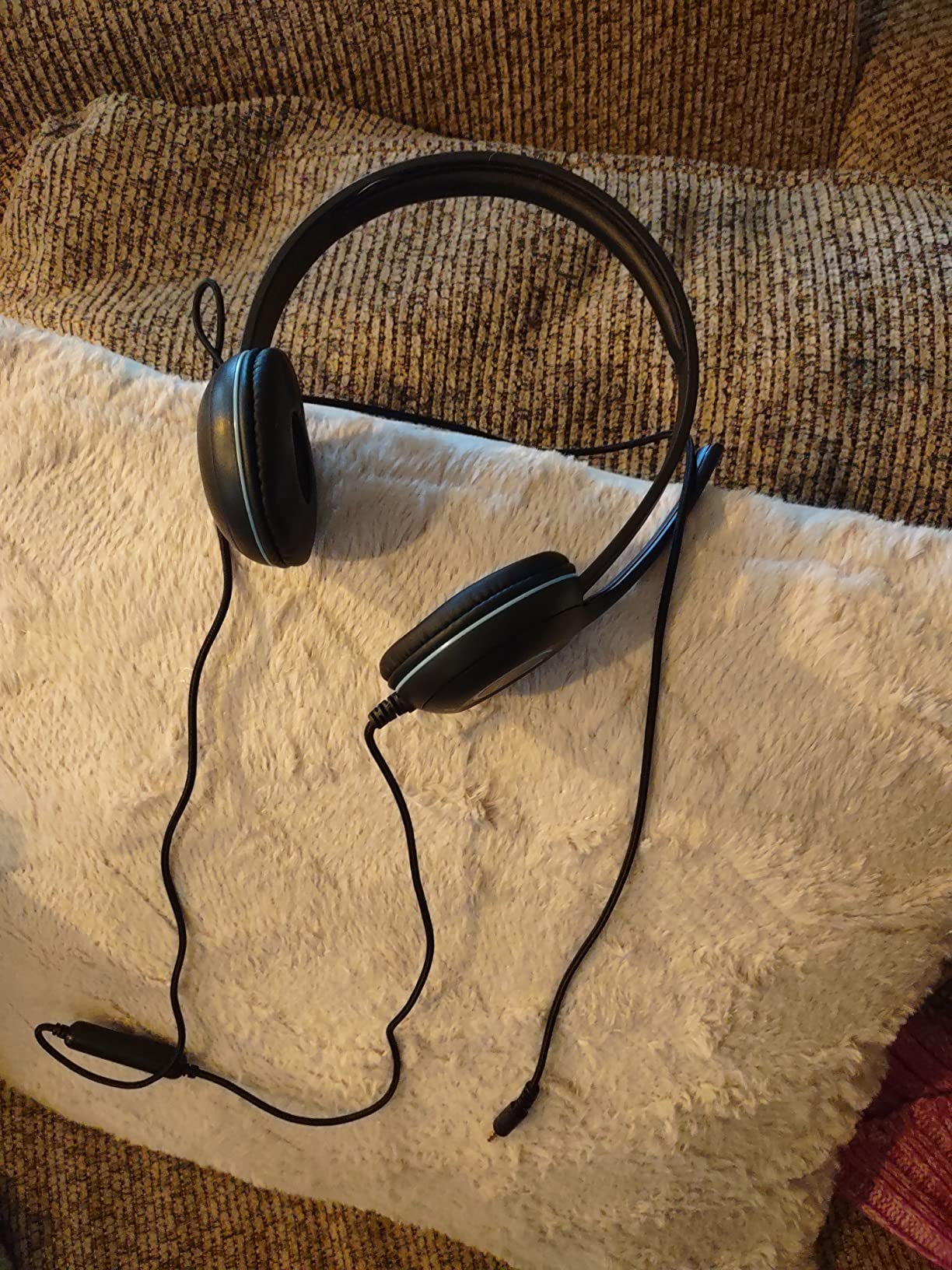 Cyber Acoustics AC-5002 3.5mm Stereo Headset with Durable TuffCord | Made with 60% Recycled Plastic, Durable for K-12 Classrooms or Home, Compatible with Xbox and PlayStation Controllers customer photo 1