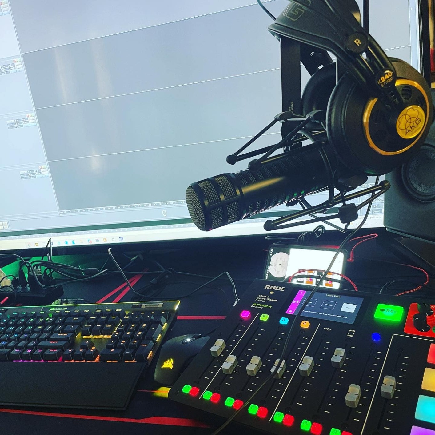 RØDE RØDECaster Pro All-in-One Production Solution for Podcasting customer photo 1