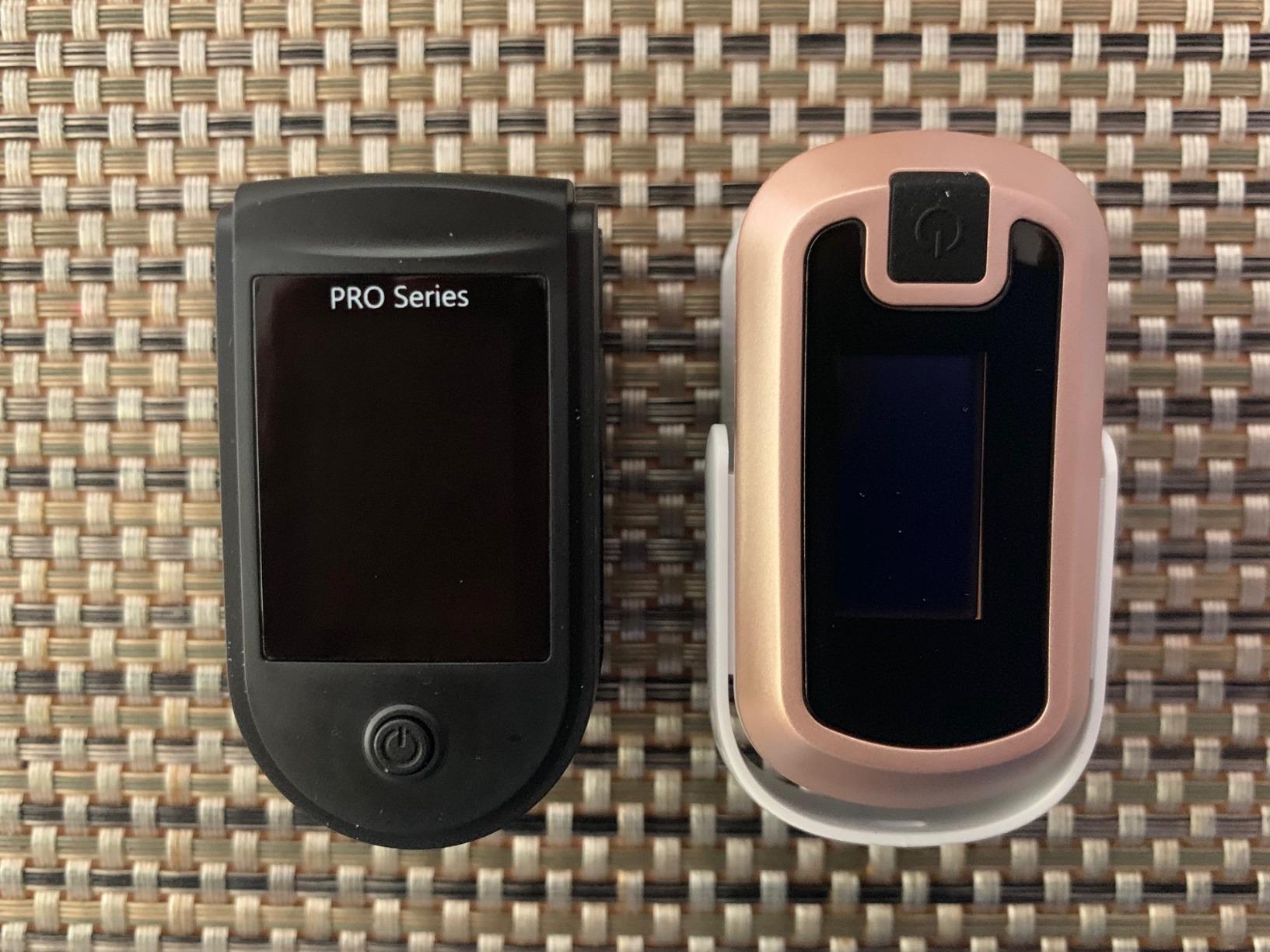 Zacurate 500 Series Fingertip Pulse Oximeter Blood Oxygen Saturation Monitor with Silicon Cover, Batteries and Lanyard (Royal Black) customer photo 1