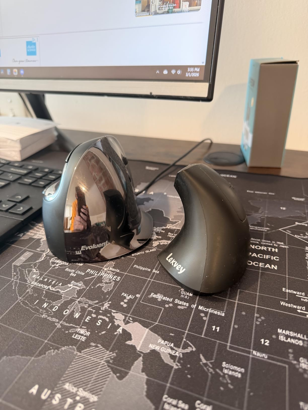 Evoluent Vertical Mouse D Medium (VMDM) Ergonomic Vertical Mouse Right Hand Medium Wired USB, Sculpted for Comfort, Reduces Wrist Strain, 4 Speeds, 6 Customizable Buttons in Windows customer photo 2