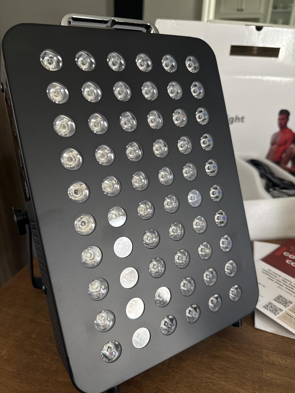 BestQool Red Light Therapy Panel, 660nm Red & 850nm Infrared Light, 105W | Elite-Grade Dual Chip Infrared Therapy, 3 Modes Red Light Therapy for Face and Body, Adjustable Stand for Home Use, 60 LEDs customer photo 1