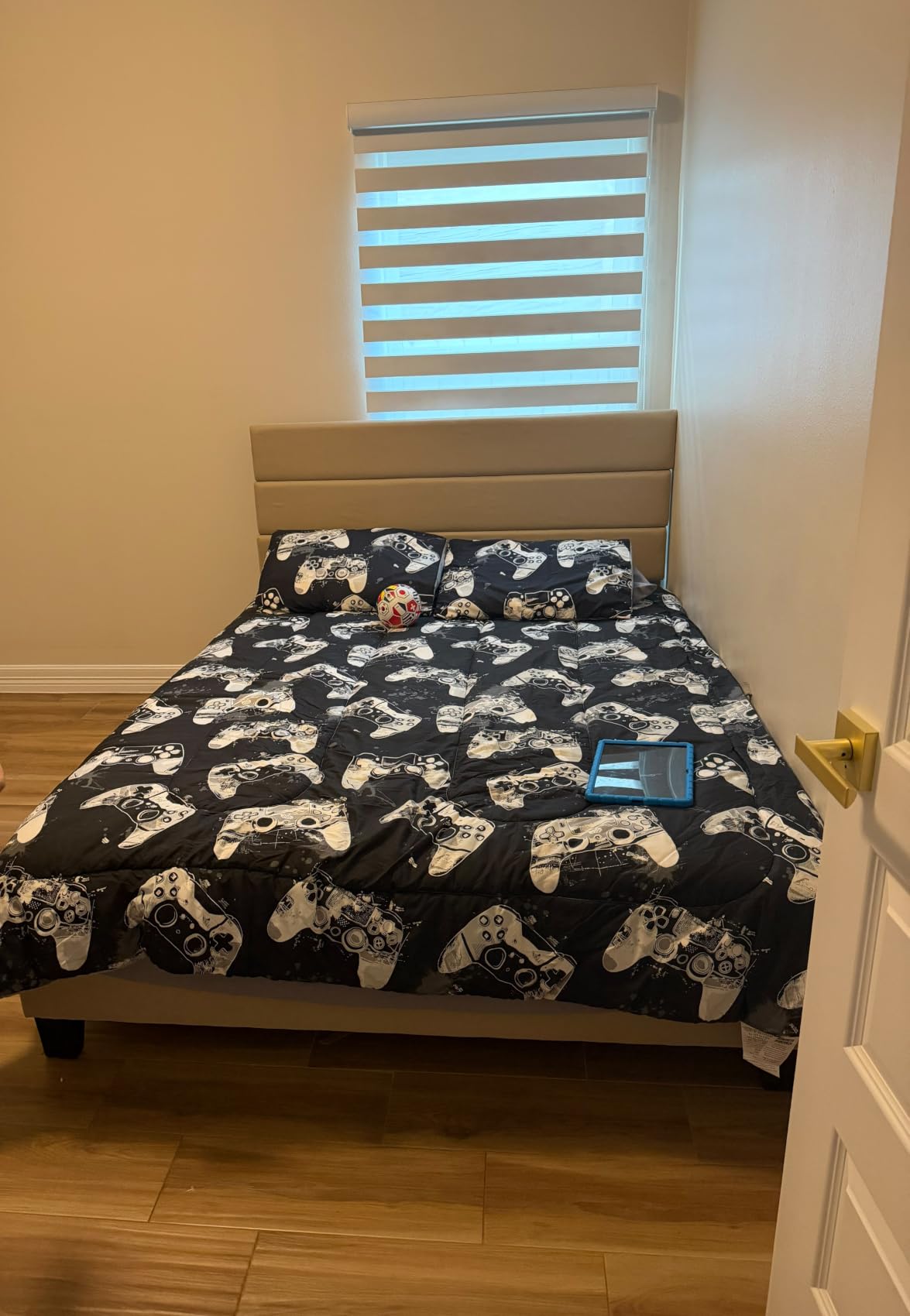 Allewie Queen Size Platform Bed Frame with Fabric Upholstered Headboard customer photo 1