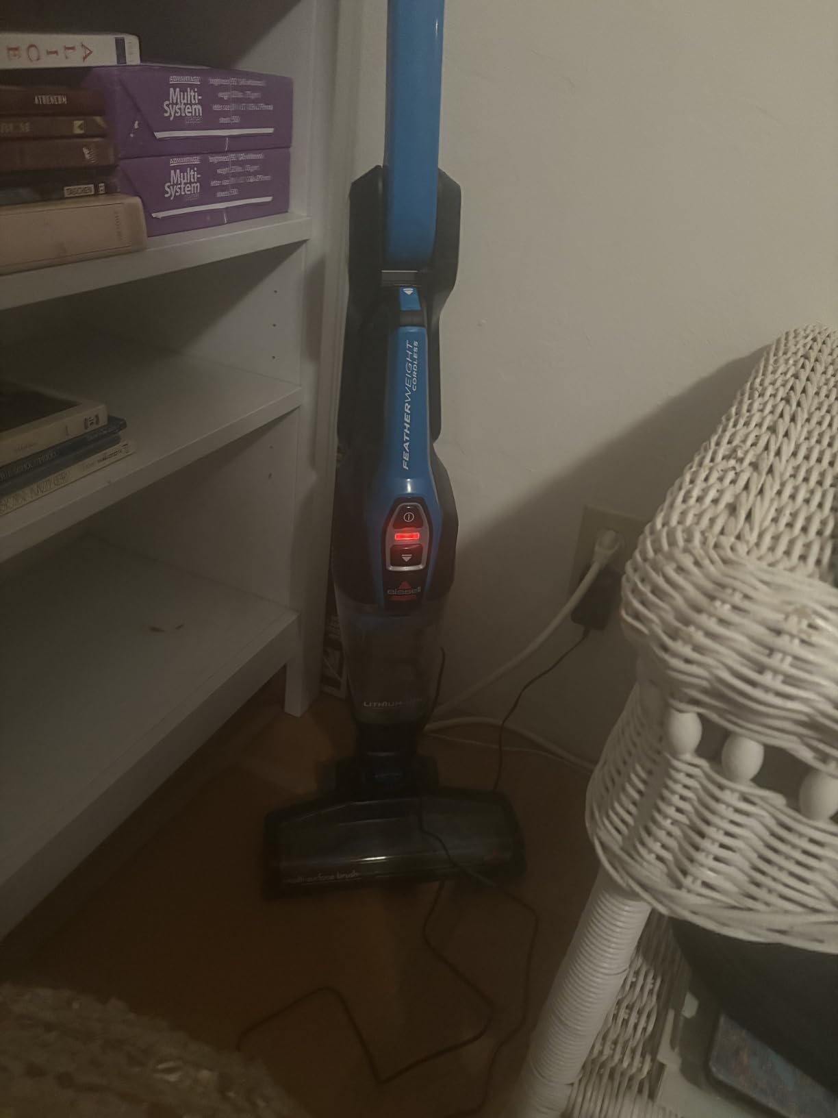 Bissell, 3061 Featherweight Cordless Stick Vacuum, Self-Standing, Electric Blue, Black customer photo 2