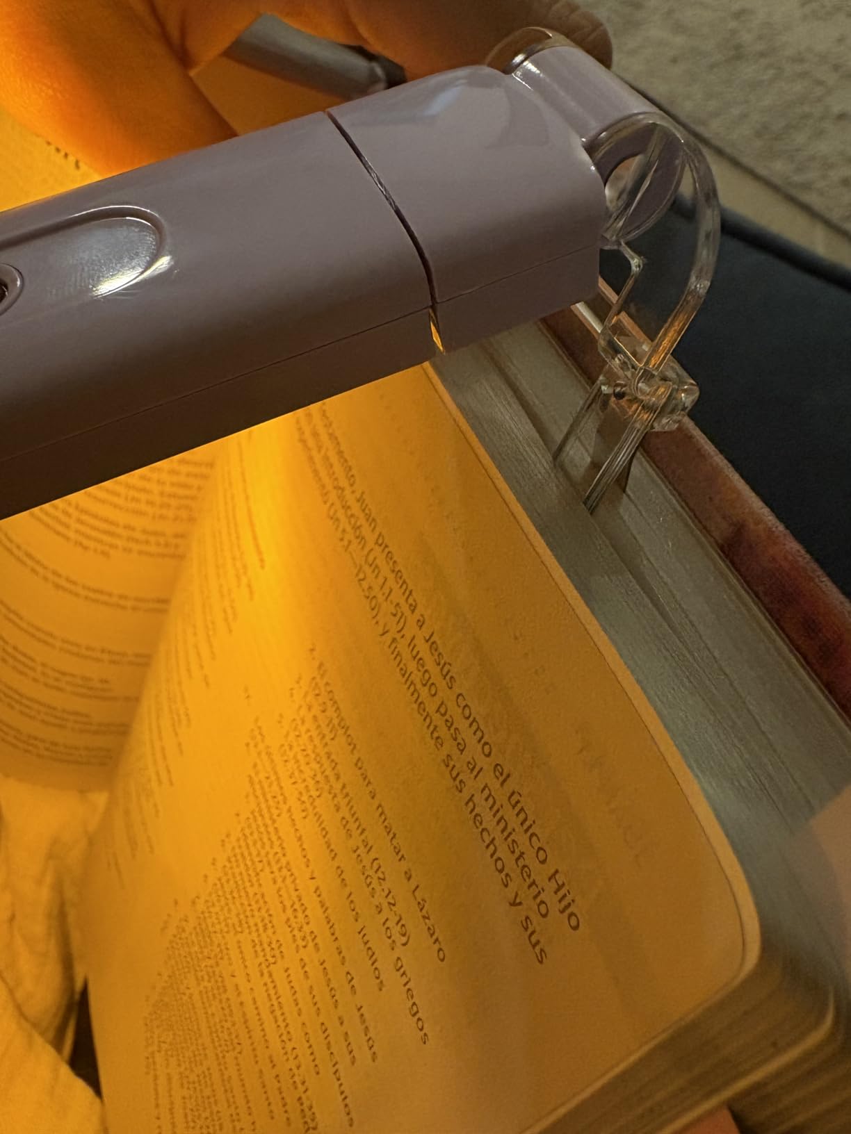 DEWENWILS USB Rechargeable Book Reading Light, LED Clip on Booklight Green | Blue Light Blocking, Amber & Warm White, Flexible Lighting Angle, Compact & Lightweight for Plane, Train, Car Traveling customer photo 1