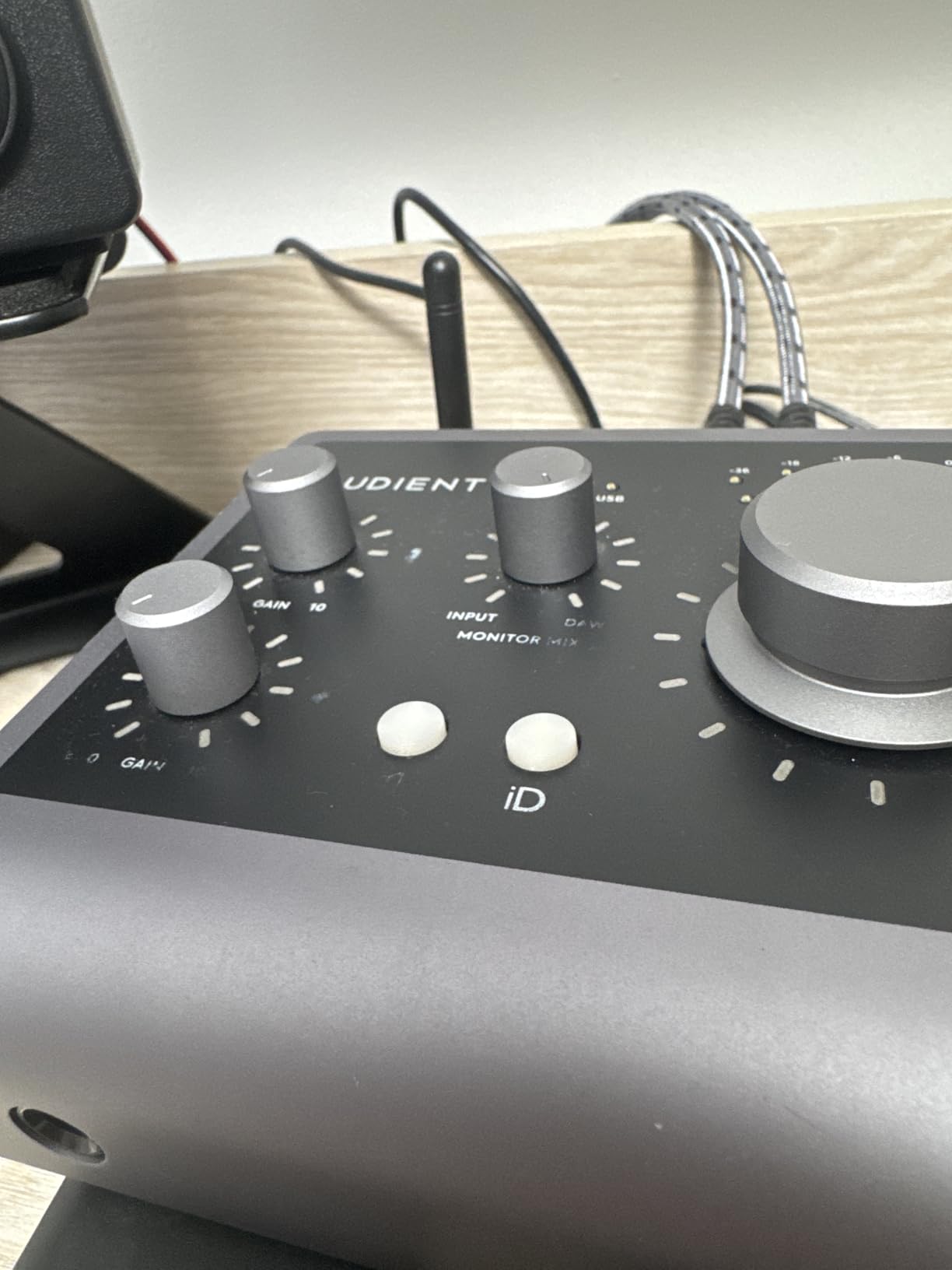Audient Audio Interface iD4 MKII, Class A Console Microphone Preamp customer photo 1