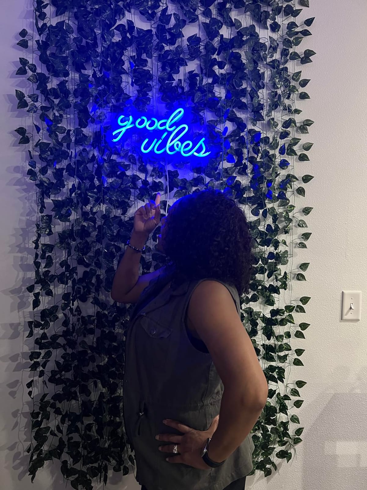 Olekki Pink Good Vibes Neon Sign - Neon Lights for Bedroom, LED Neon Signs for Wall Decor (16.1 x 8.3 inch) customer photo 1