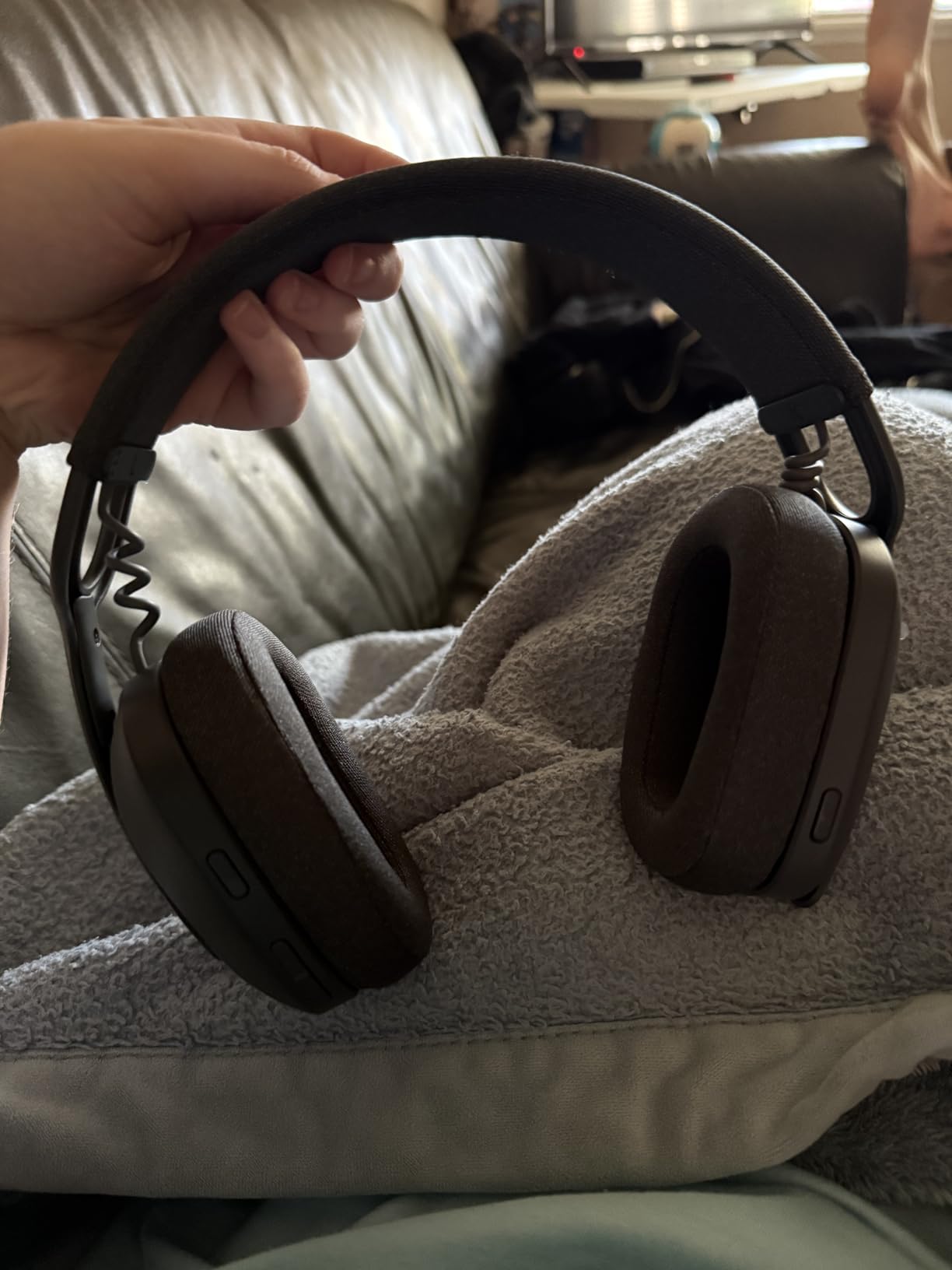 Logitech Zone Vibe 100 Lightweight Wireless Over Ear Headphones with Noise Canceling Microphone, Advanced Multipoint Bluetooth Headset, Works with Teams, Google Meet, Zoom, Mac/PC - Off White customer photo 2