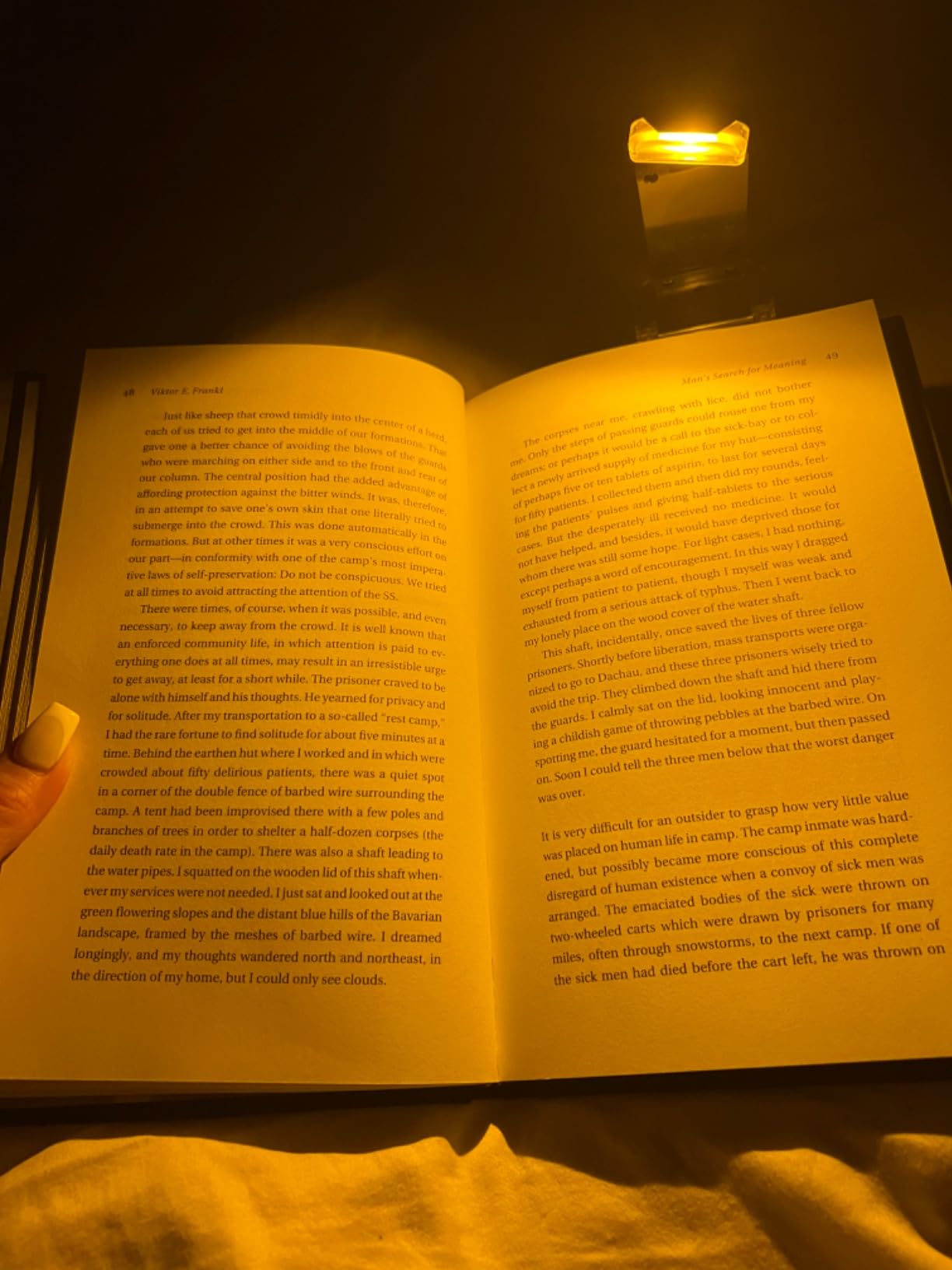 DEWENWILS Book Light, Amber Warm Clip On LED with 3 Adjustable Brightness for Eye Protection, Rechargeable USB Long Lasting Reading Light customer photo 1