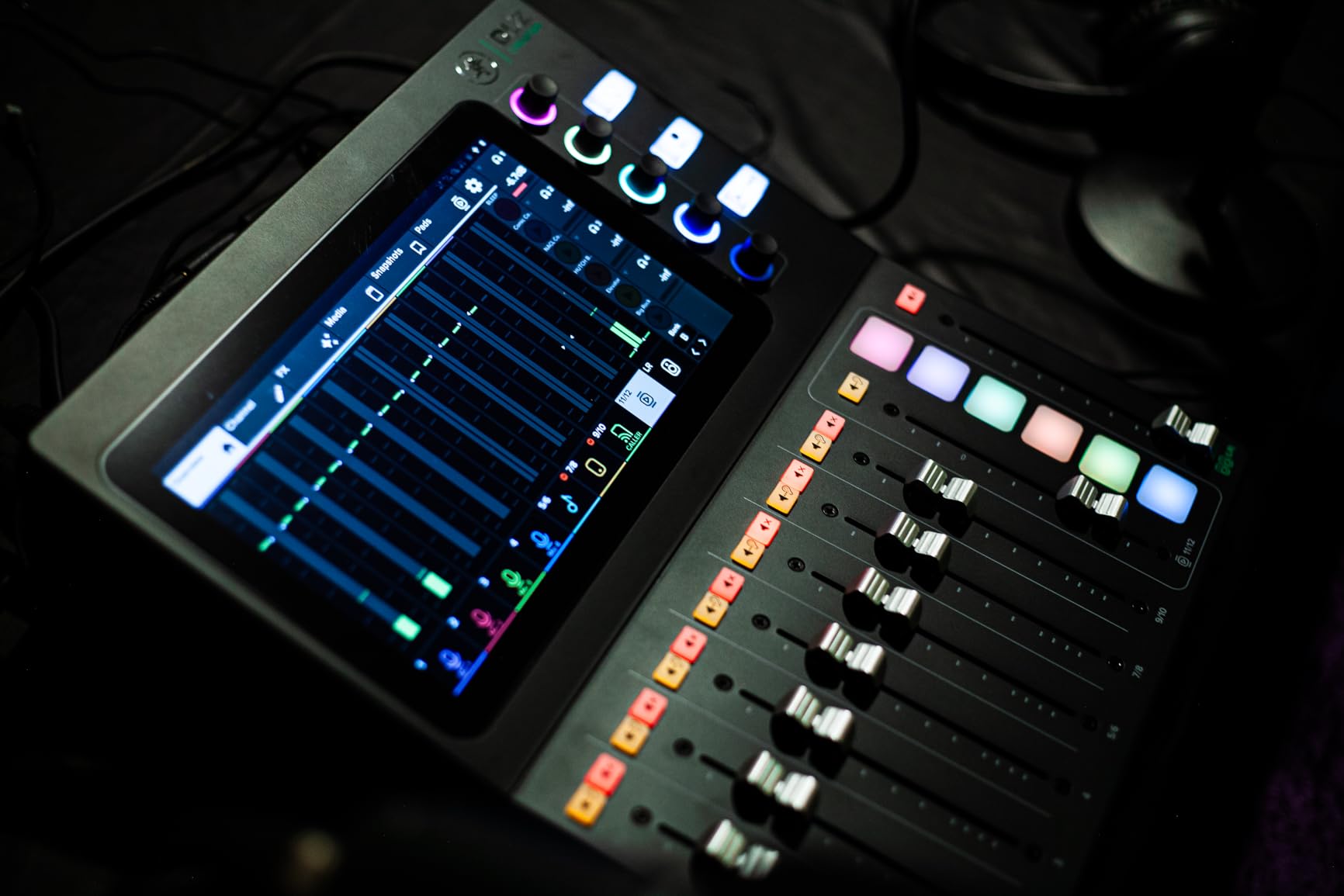 Mackie DLZ Creator Adaptive Digital Mixer for Podcasting, Streaming and YouTube with User Modes, Mix Agent Technology, Auto Mix, Onyx80 Mic Preamps customer photo 2