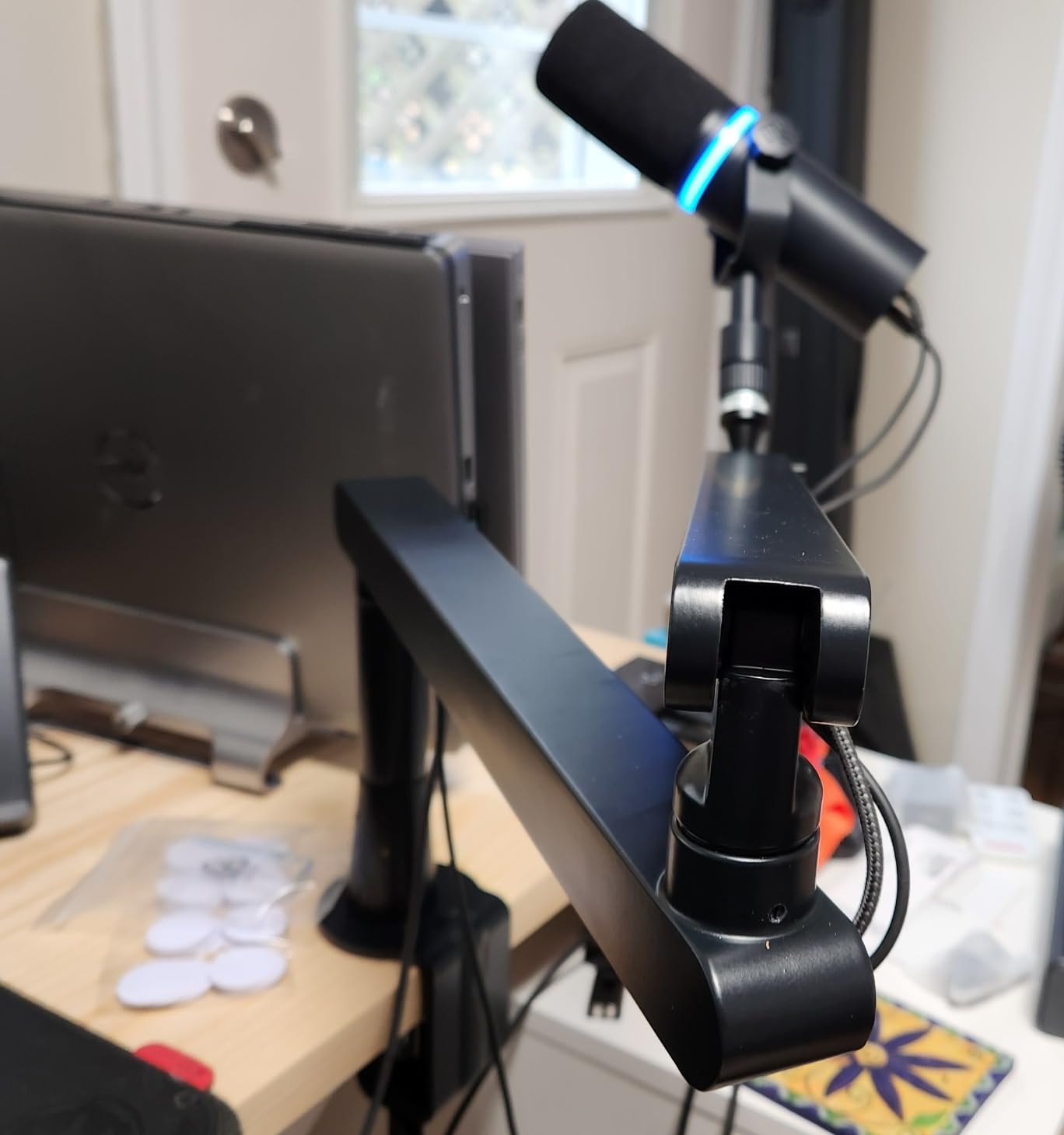 BEACN Mic Stand (Dark) - Low Profile Adjustable Boom Arm, 360° Mount with Cable Management for Streaming, Podcasting, Gaming customer photo 1