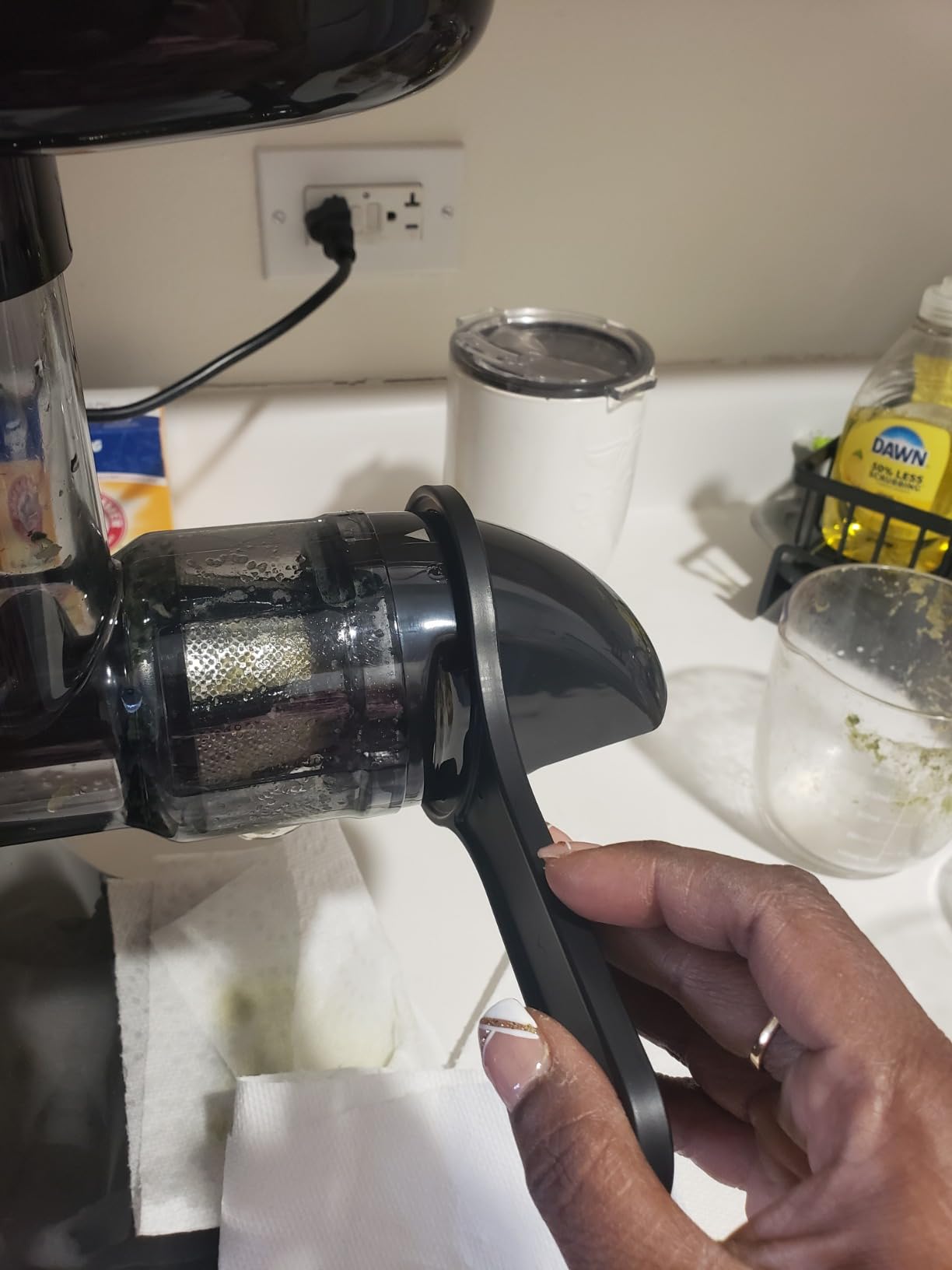 Slow Masticating Juicer,Brecious Cold Press Juicers with 2 Speed Modes & Quiet Motor,Juicers Machines Vegetable and Fruit with Reverse Function,Celery Juicer,BPA-Free,Easy to Clean (Black) customer photo 2