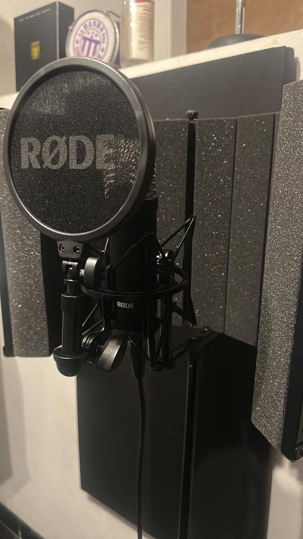 RODE NT1 Signature Series Large-Diaphragm Condenser Microphone with Shock Mount, Pop Filter and XLR Cable customer photo 2