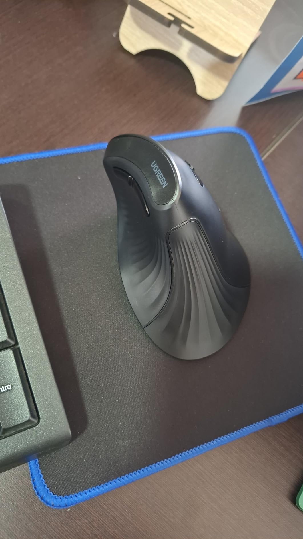 UGREEN Vertical Wireless (Bluetooth 5.0+2.4G) Ergonomic Mouse with 5 Buttons, 1000/1600/2000/4000 DPI, Prevention of Mouse Arm, Vertical Mouse Compatible with PC/Laptop/Tablet, Black customer photo 1