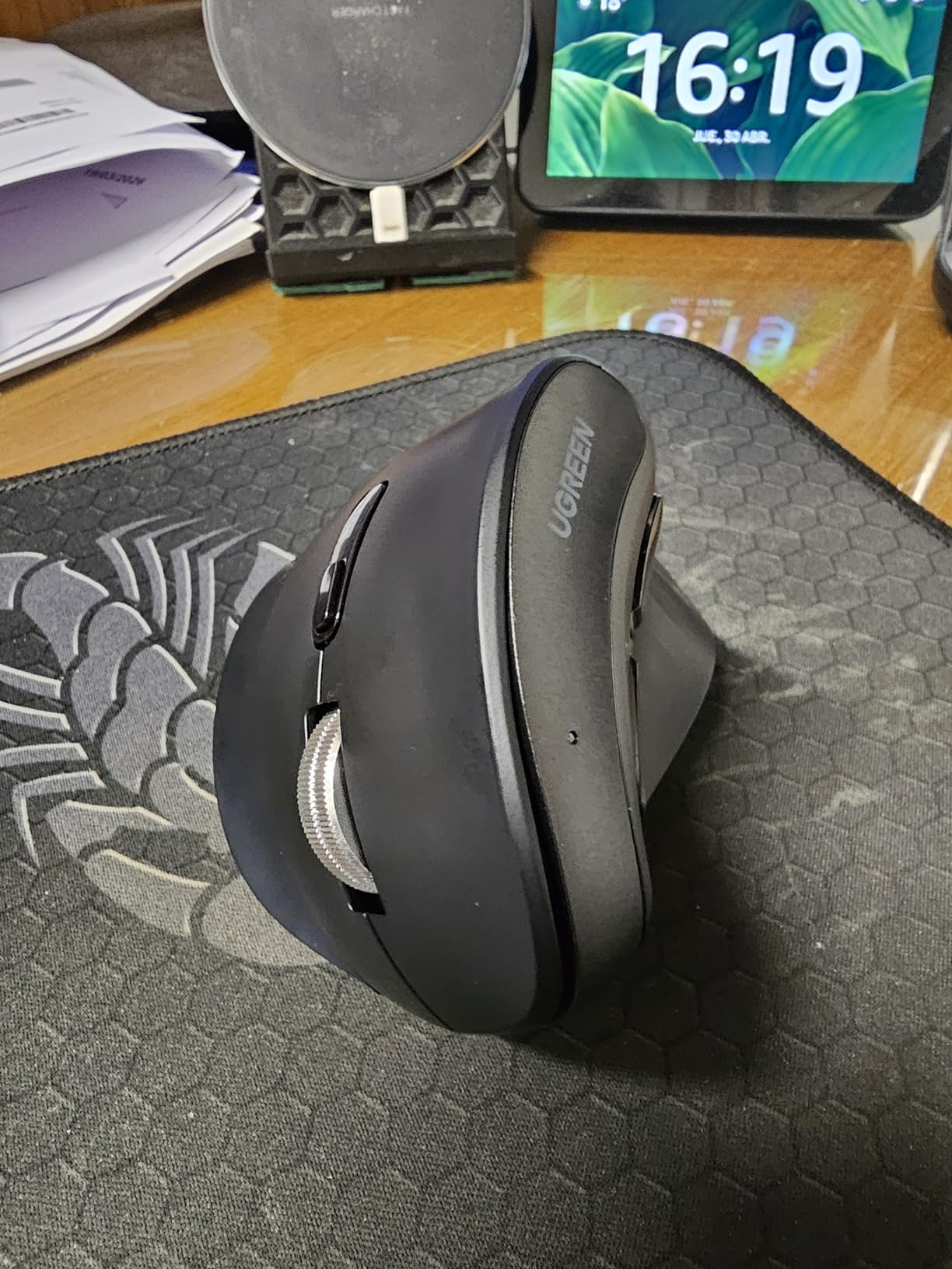 UGREEN Vertical Wireless (Bluetooth 5.0+2.4G) Ergonomic Mouse with 5 Buttons, 1000/1600/2000/4000 DPI, Prevention of Mouse Arm, Vertical Mouse Compatible with PC/Laptop/Tablet, Black customer photo 2