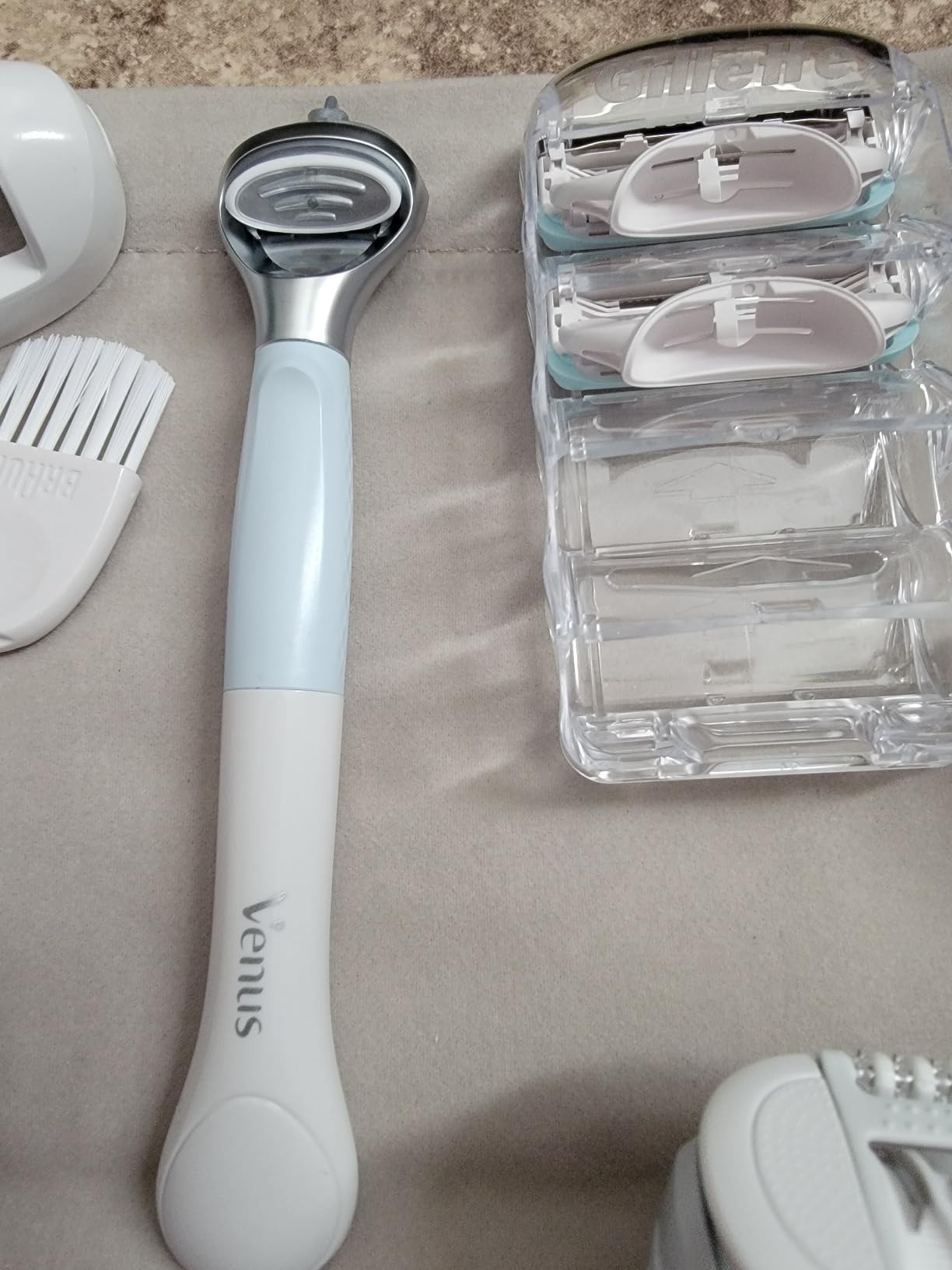 Braun Silk-épil 7 Epilator, Wet and Dry, Wide Head, Includes Venus Intimate Razor, Shaver Head and Trimmer Comb, SE7-141 customer photo 2