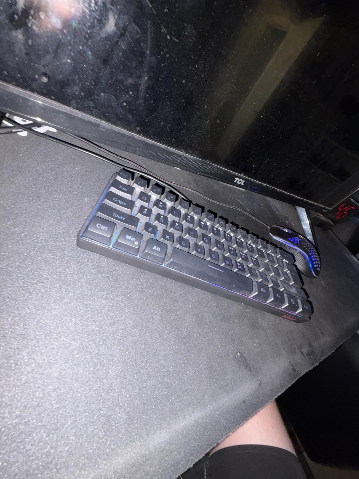 SteelSeries QcK Gaming Mouse Pad - XXL Cloth - Peak Tracking and Stability - Esports Mousepad - Never-Slip - Full Desk Coverage customer photo 2