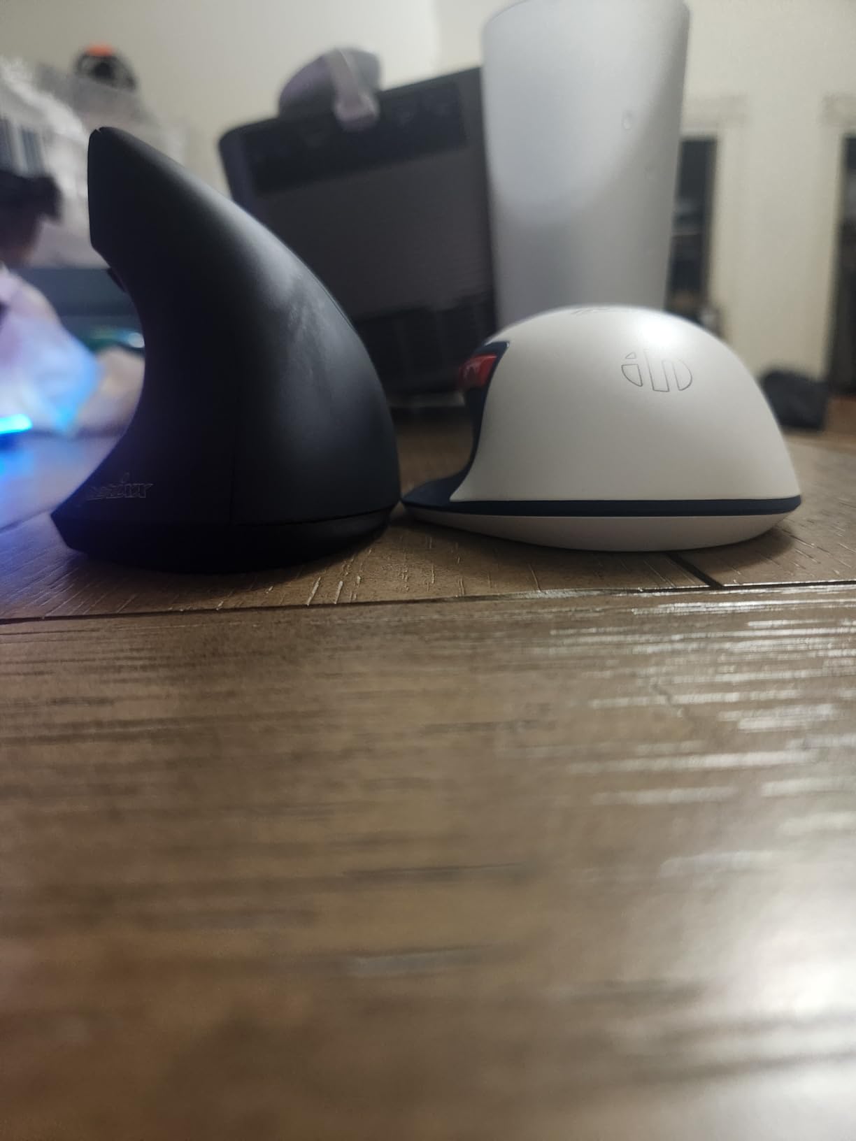 Perixx PERIMICE-713RX Wireless Rechargeable Vertical Mouse - Duo Wired and Wireless Charging Feature - Charging Pad Included - 6 Buttons Design - Black - Right-Handed Design customer photo 2