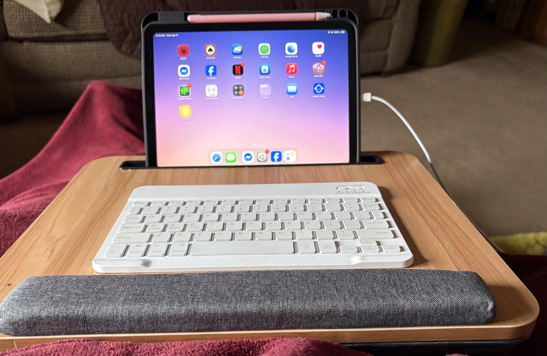 HETTHI Portable Lap Desk with Wrist Rest customer photo 1