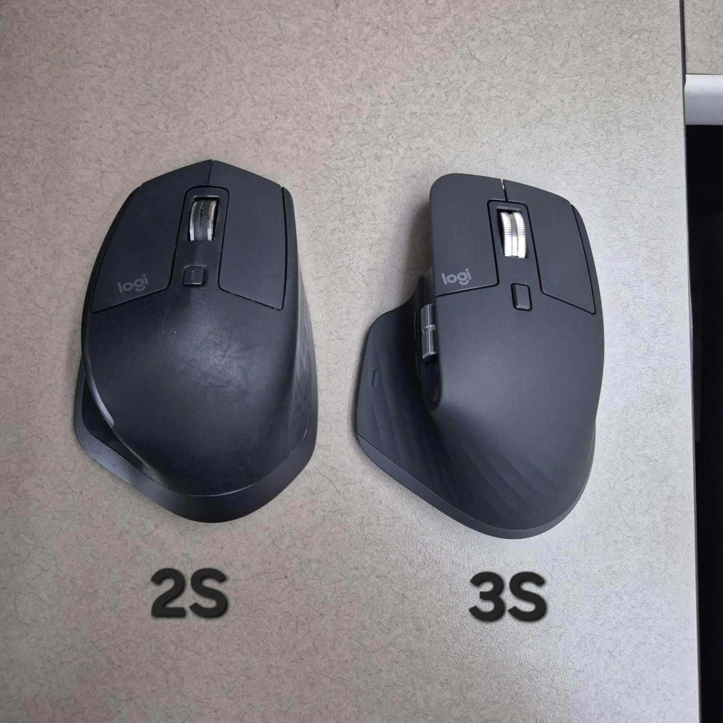 MX Master 3S Bluetooth Wireless Mouse - Graphite | MagSpeed Scrolling, 8K DPI tracking, Quiet clicks, Programmable buttons customer photo 1