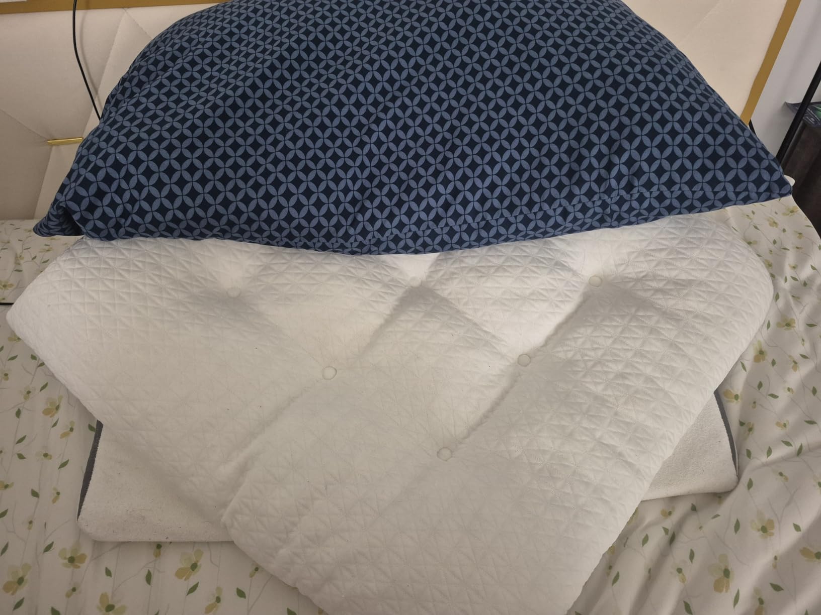 Bed Wedge Pillow for Sleep Apnea 7.5Inch Gerd Pillow Patent Dual Layer Triangle Pillow Adjustable Shredded Memory Foam Topper Soft Support Ideal for Acid Reflux, After Surgery, Snoring customer photo 1
