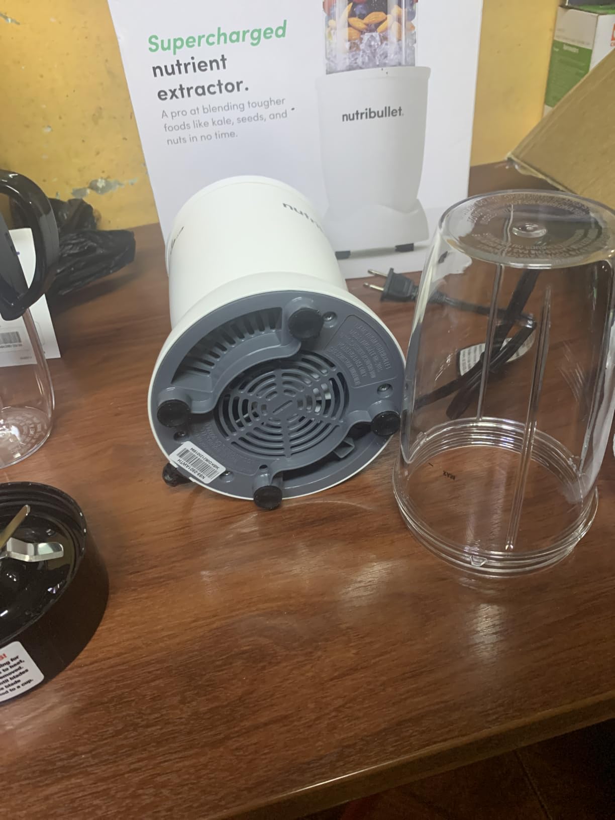 NutriBullet Pro Personal Blender, Shakes, Smoothies, Food Prep, and Frozen Blending, 32 Ounce Cup, 24 Ounce Cup, Flip-top Travel Lid, 900 Watt, Matte White, NB9-0901AW customer photo 2