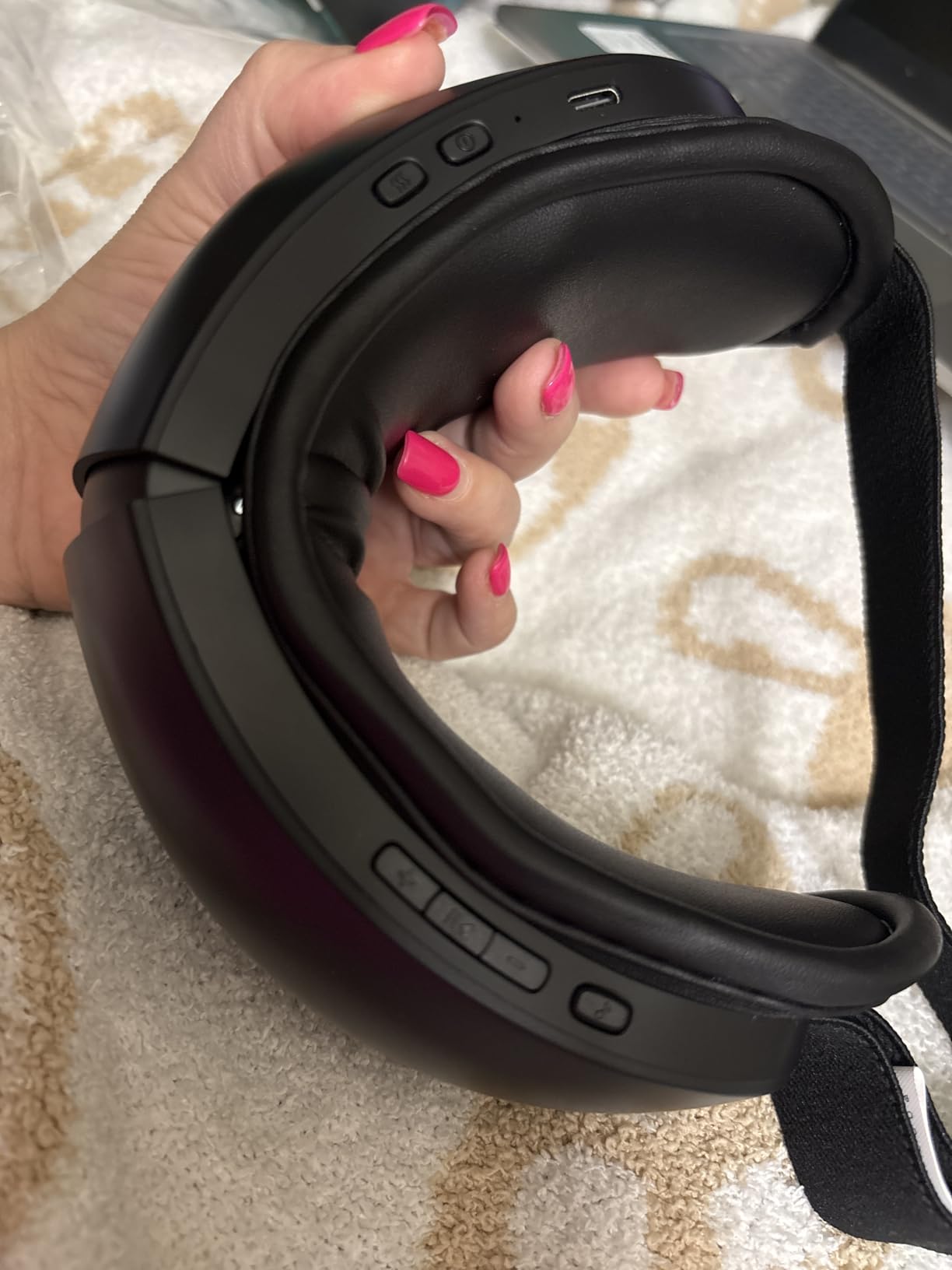 PHILIPS Eye Massager with Heat & Cooling for Eye Strain & Puffiness, Black | 113°F Warm Therapy, Airbag Compression, Foldable Rechargeable Mask, Ease Migraine & Eye Strain, Ideal Gift for Men & Women customer photo 2