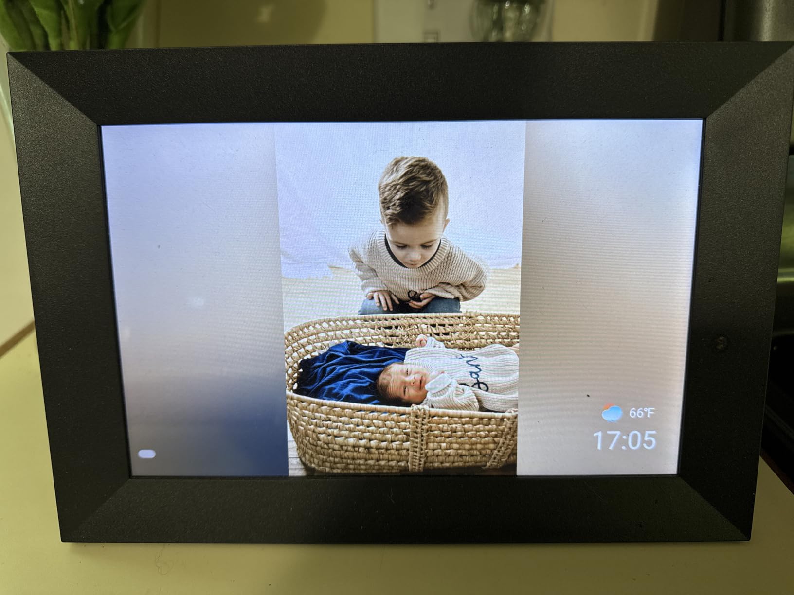 AEEZO Digital Picture Frame, 10.1 Inch Digital Photo Frame with 1280 * 800 HD IPS Touch Screen, Smart Digital Frame Built-in 32GB Memory, Auto-Rotate Easy Setup via AiMOR APP(Black) customer photo 1