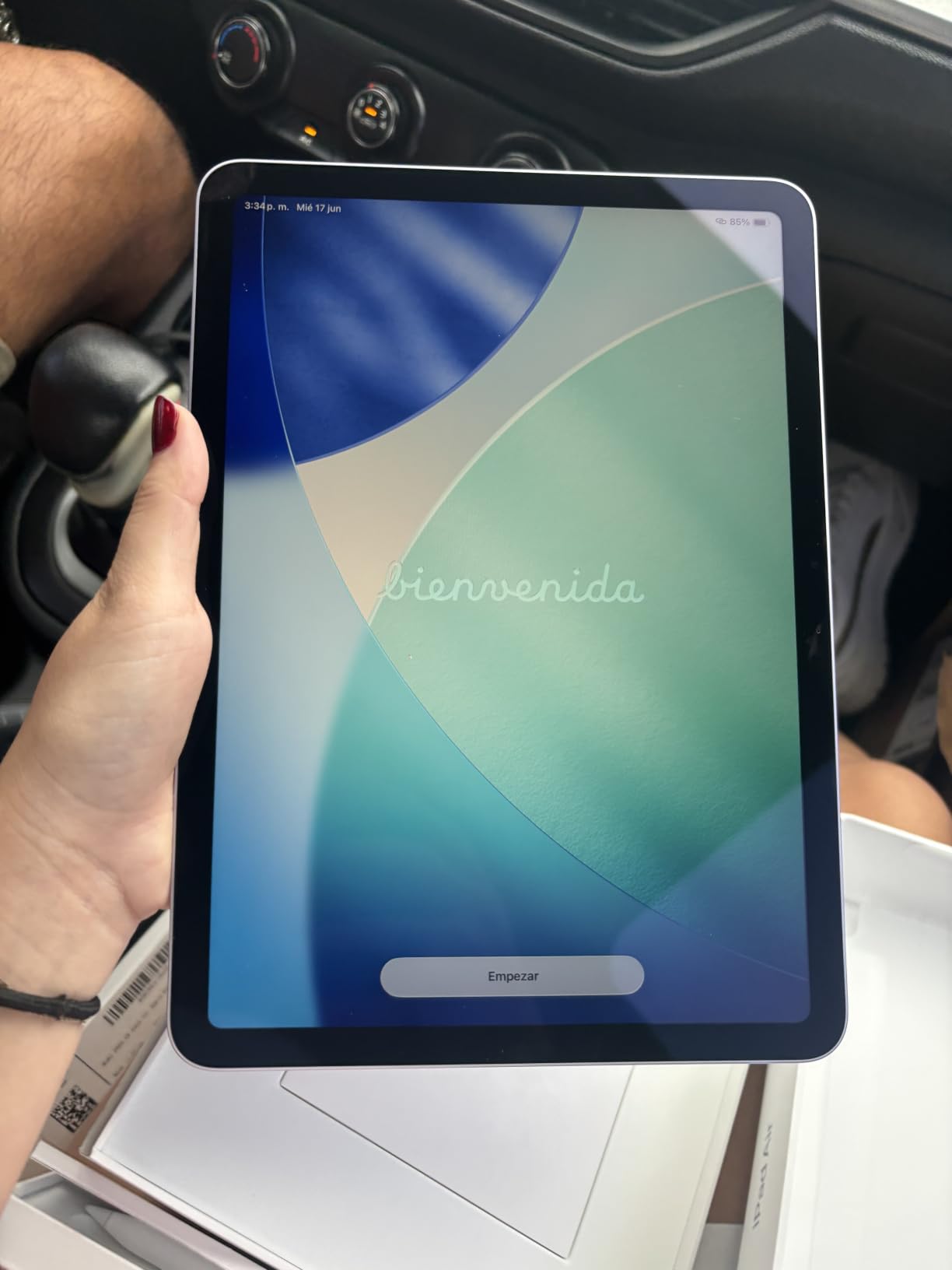 iPad Air 11-inch (M4): Liquid Retina Display, 128GB, 12MP Front/Back Camera, Wi-Fi 7 with Apple N1, Touch ID, All-Day Battery Life - Starlight customer photo 2
