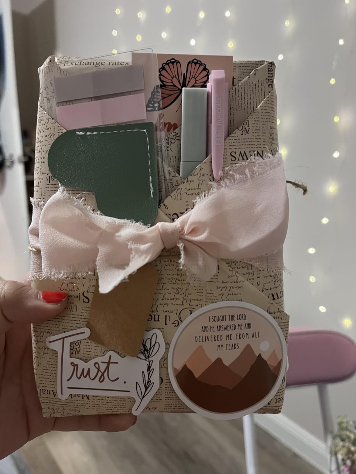 Blind Date with a Book Gift Box 6 Set Blind Book Date Gift Supplies Includes Kraft Paper Tags Bookmark Pens Stickers for Women Book Lover Club Librarian Bookish Reader Gifts (Retro) customer photo 2