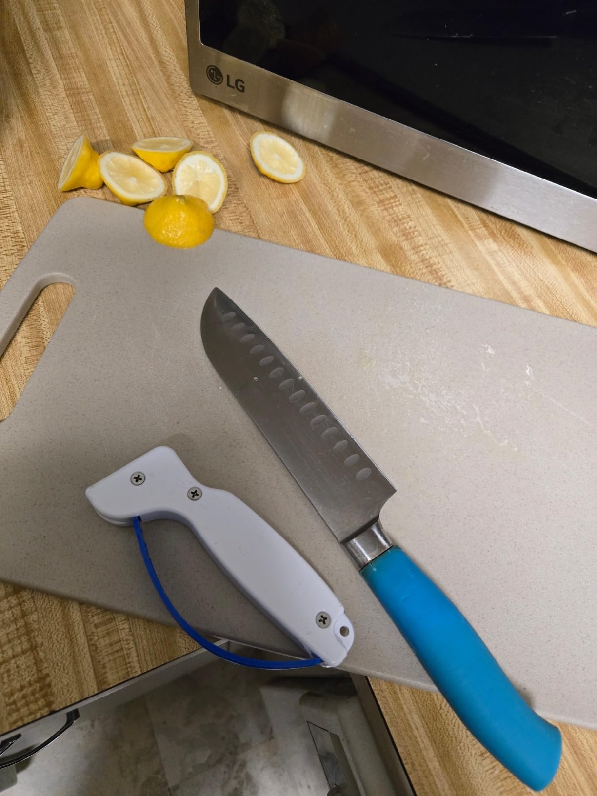 AccuSharp Knife Sharpener, Ergonomic Comfortable Handle, Compact & Easy to Use, Restore and Hone Straight & Serrated Knives, White customer photo 2