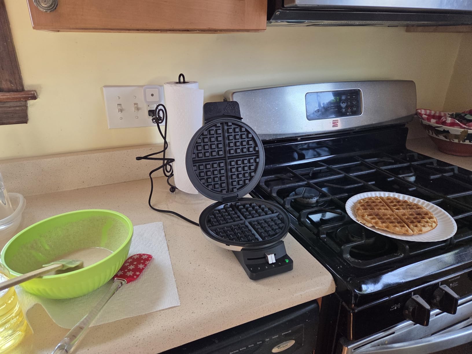 Cuisinart Waffle Maker, 1250W Round Classic Waffle Iron, 5-Setting Adjustable Browning Control, WMR-CAP2, Brushed Stainless customer photo 1