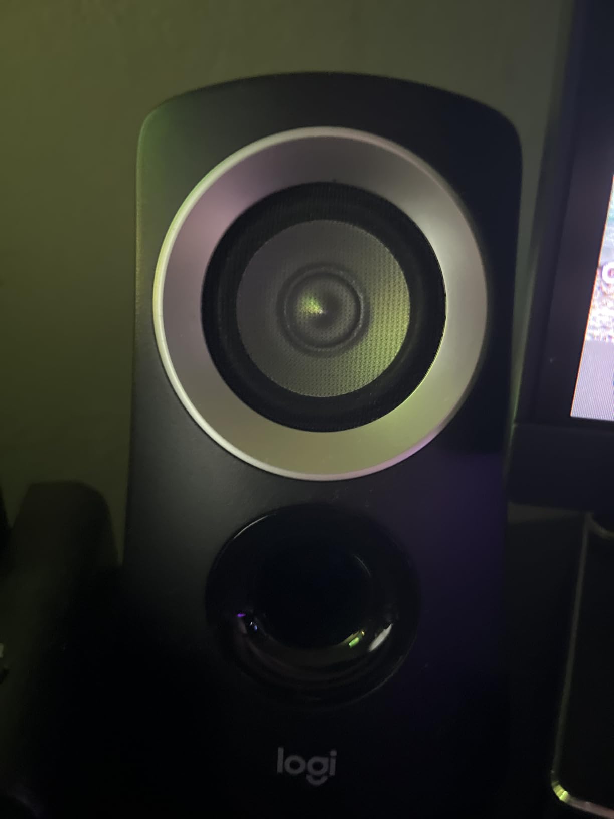 Logitech Z313 2.1 Multimedia Speaker System with Subwoofer - Black customer photo 2