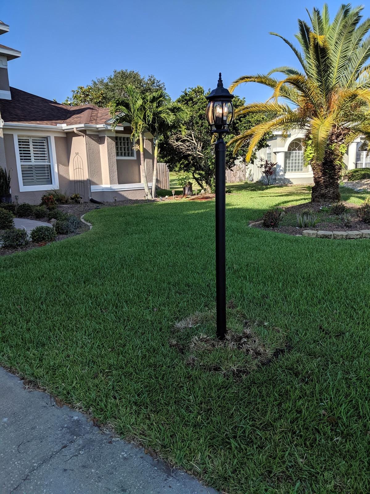 Nuvo 60/899, 3-Light Outdoor Post Lantern, Beveled Glass, Black customer photo 1