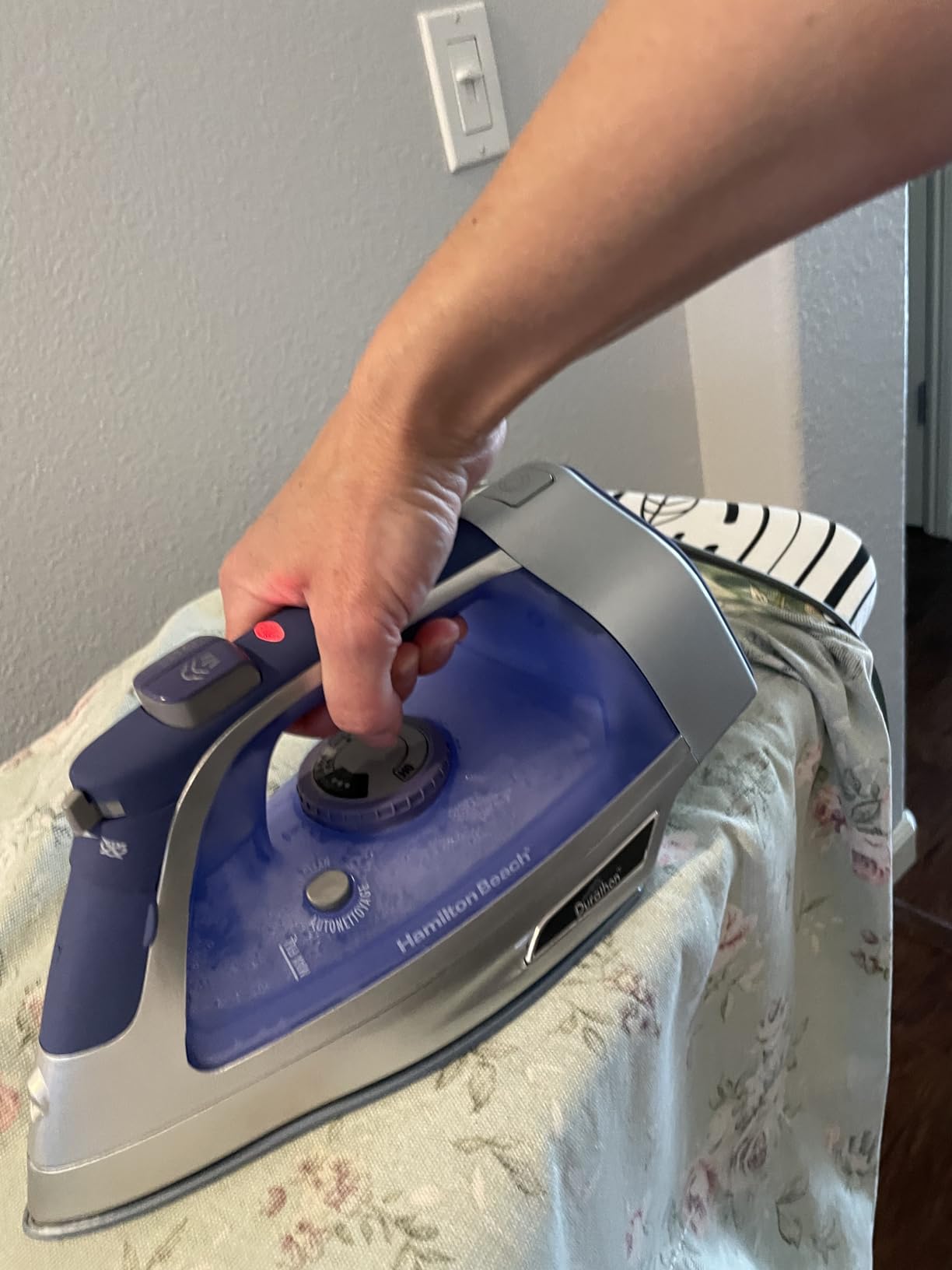 Hamilton Beach Steam Iron For Clothes With Adjustable Steam Settings customer photo 2