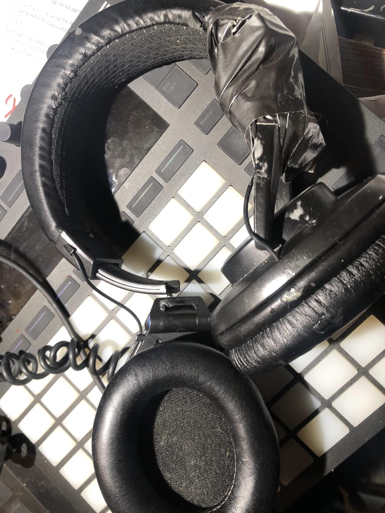 Shure SRH840A Over-Ear Wired Studio Monitoring Headphones | Closed-back headphones with tailored frequency response and detailed sound for critical listening and monitoring customer photo 1