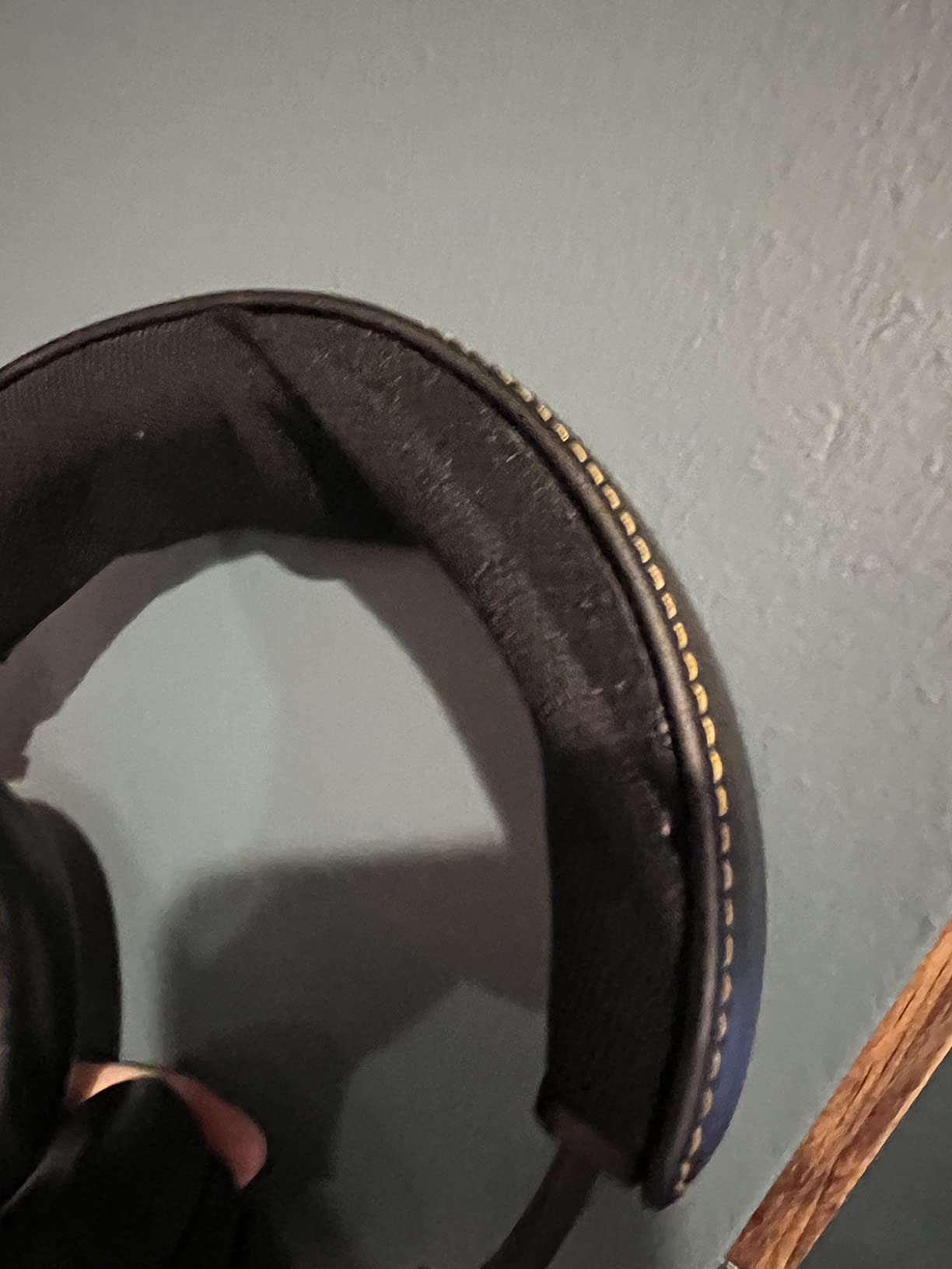 Shure SRH840A Over-Ear Wired Studio Monitoring Headphones | Closed-back headphones with tailored frequency response and detailed sound for critical listening and monitoring customer photo 2