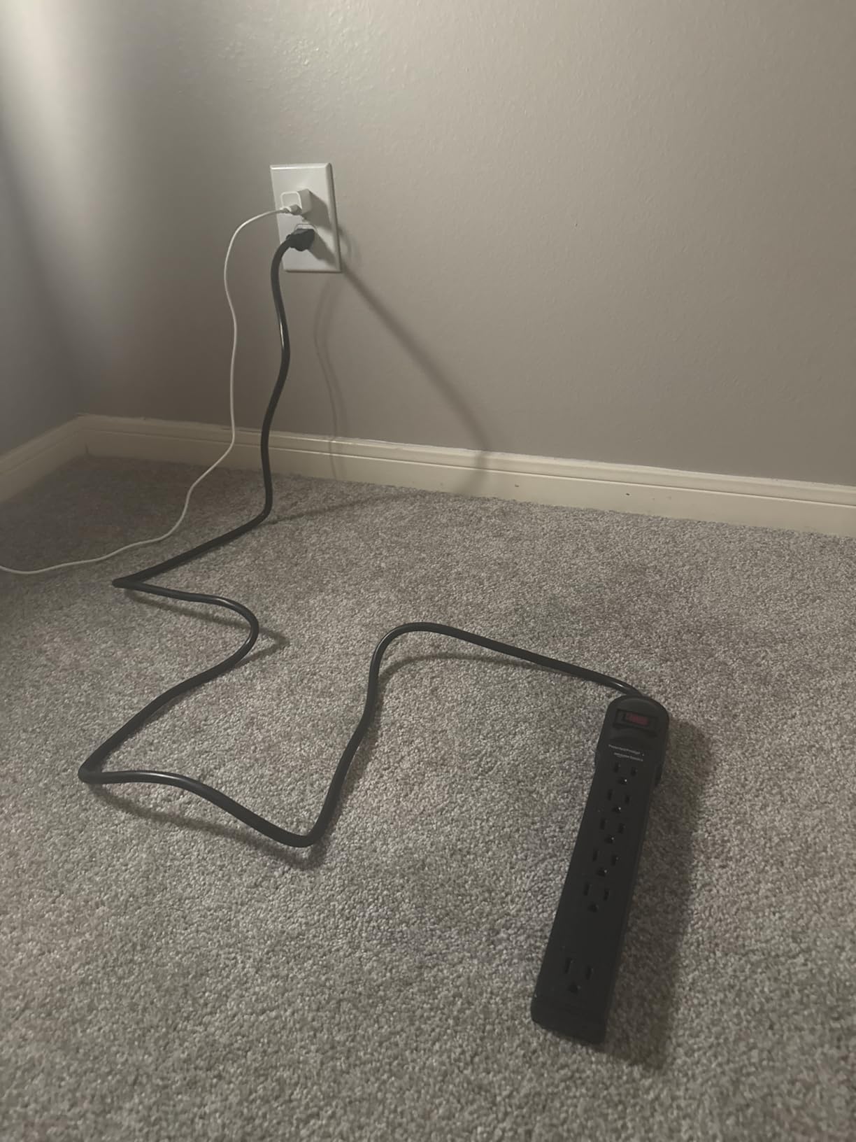 Amazon Basics Surge Protector Power Strip, 6-Outlet, 790 Joules, Circuit Breaker, LED Indicator Light, 6ft Extension Cord, Black customer photo 1