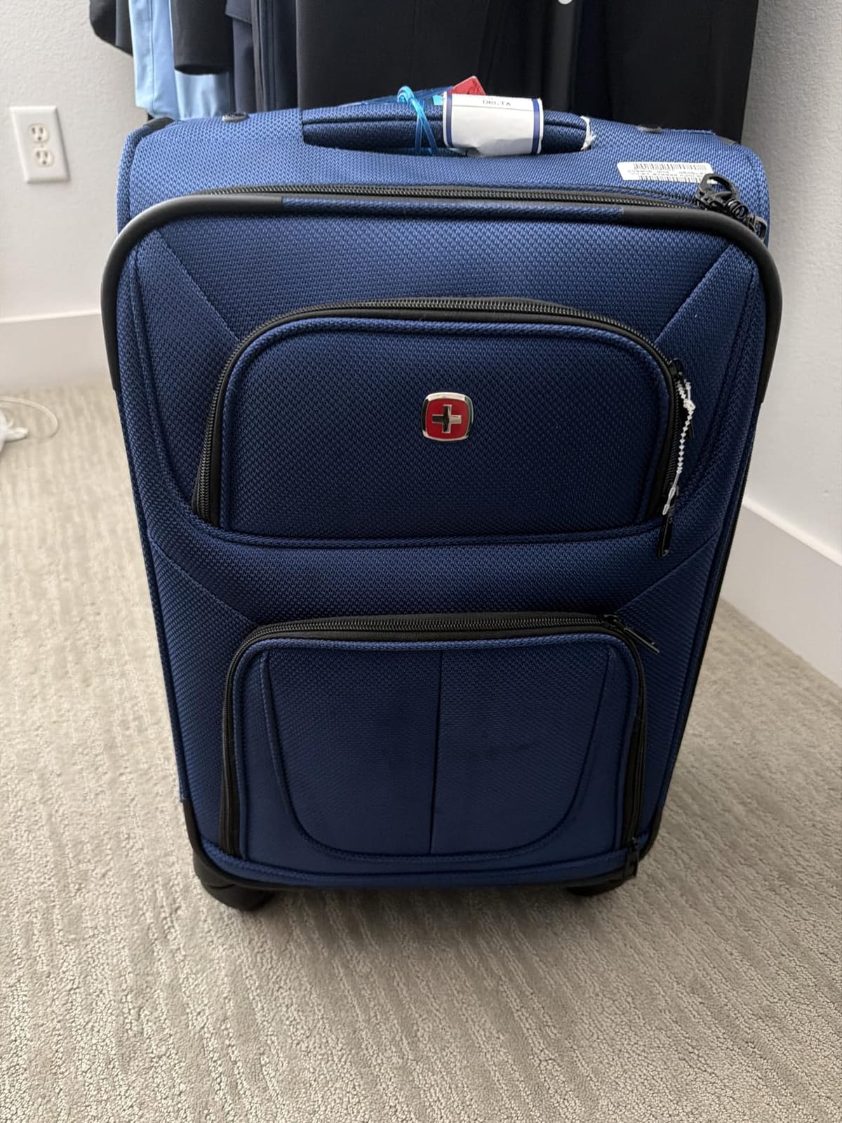 SWISSGEAR Sion Carry-On Spinner Luggage, Softside Expandable, Lightweight Suitcase, Blue, 22.75-Inch customer photo 2