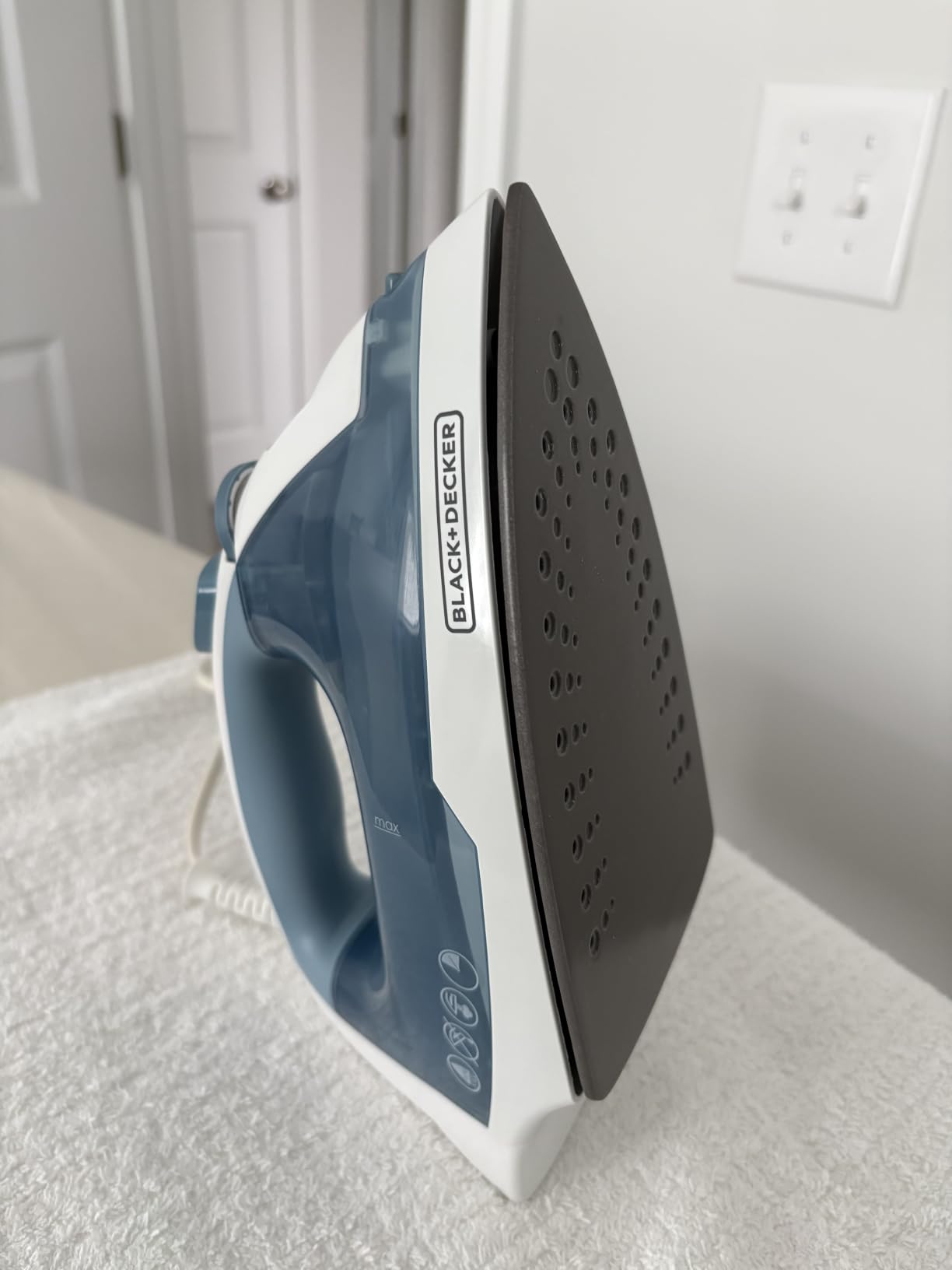 BLACK+DECKER Steam Iron for Clothes with Auto Shutoff & TrueGlide Soleplate customer photo 1