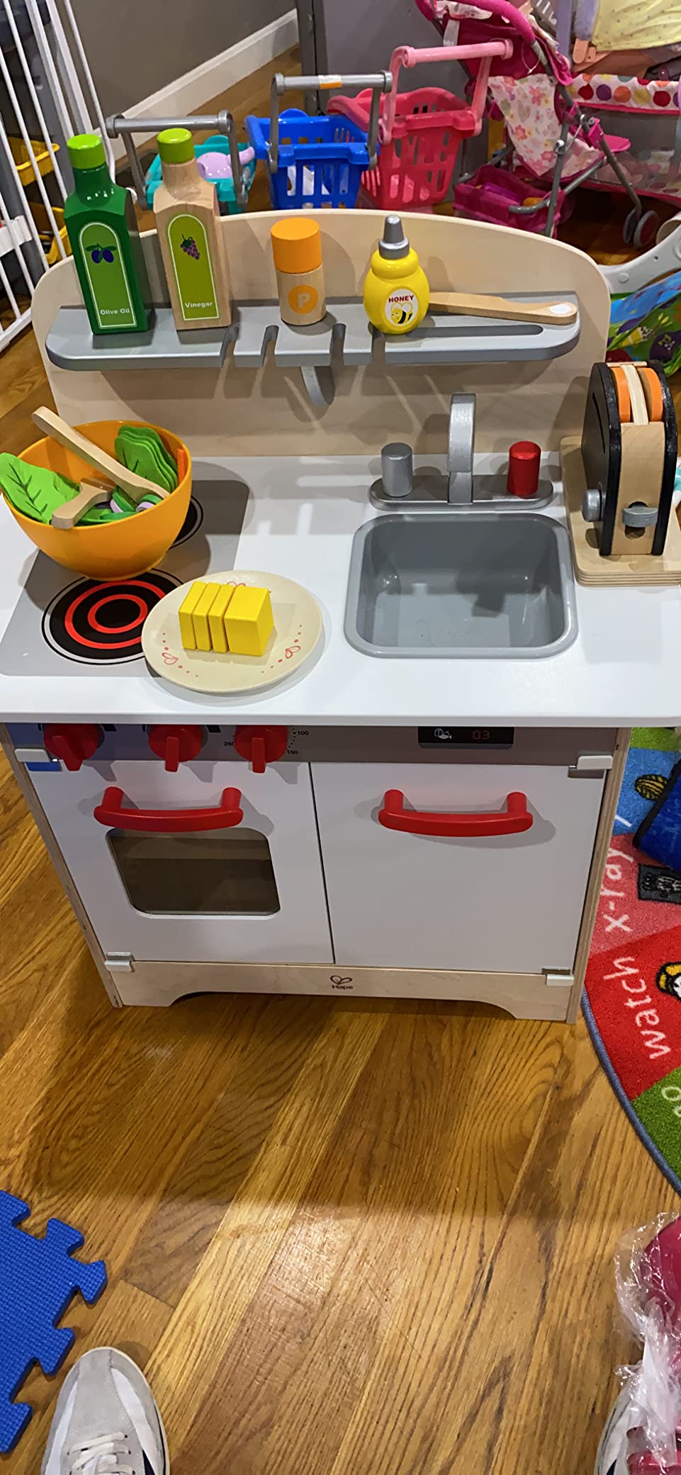 Hape Gourmet Kitchen Toy Fully Equipped Wooden Pretend Play Kitchen Set with Sink, Stove, Baking Oven, Cabinet, Turnable Knobs & Spice Shelf, Red customer photo 2