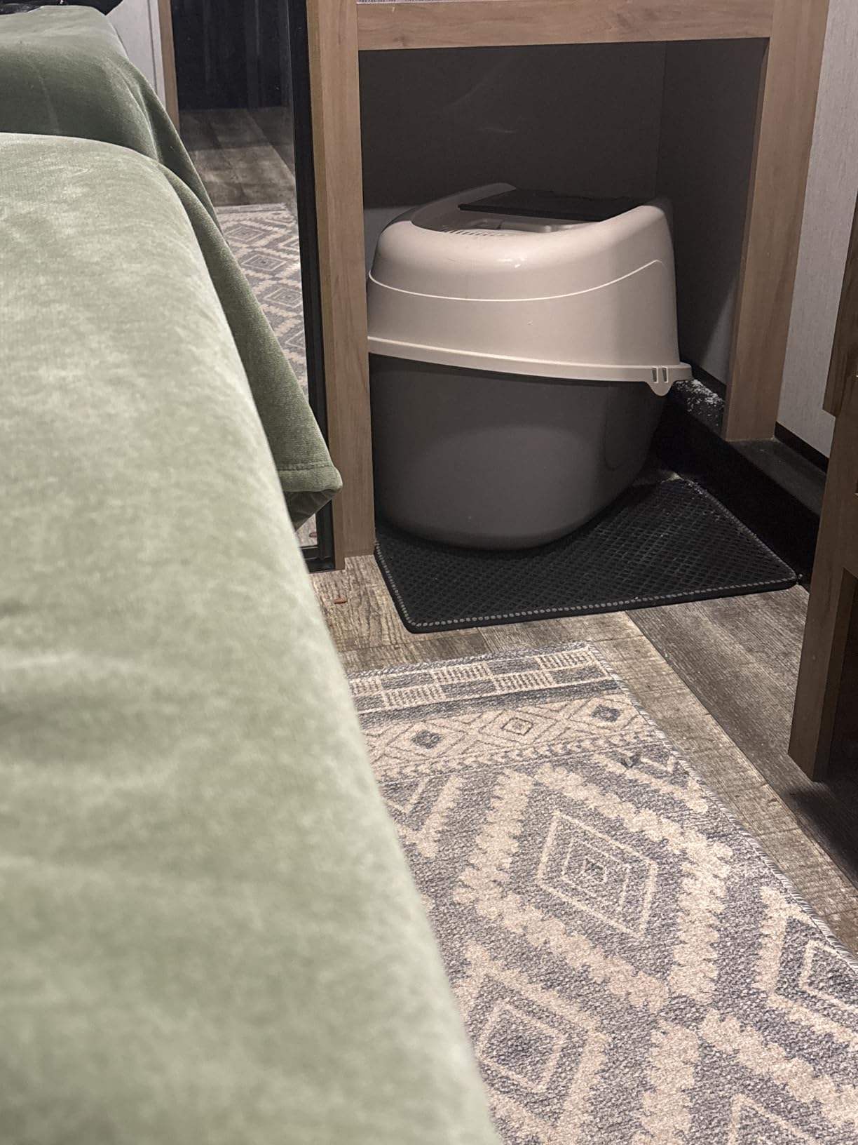 Amazon Basics No-Mess Hooded Enclosed Cat Litter Box with Odor Control and Swinging Door, Large, 24