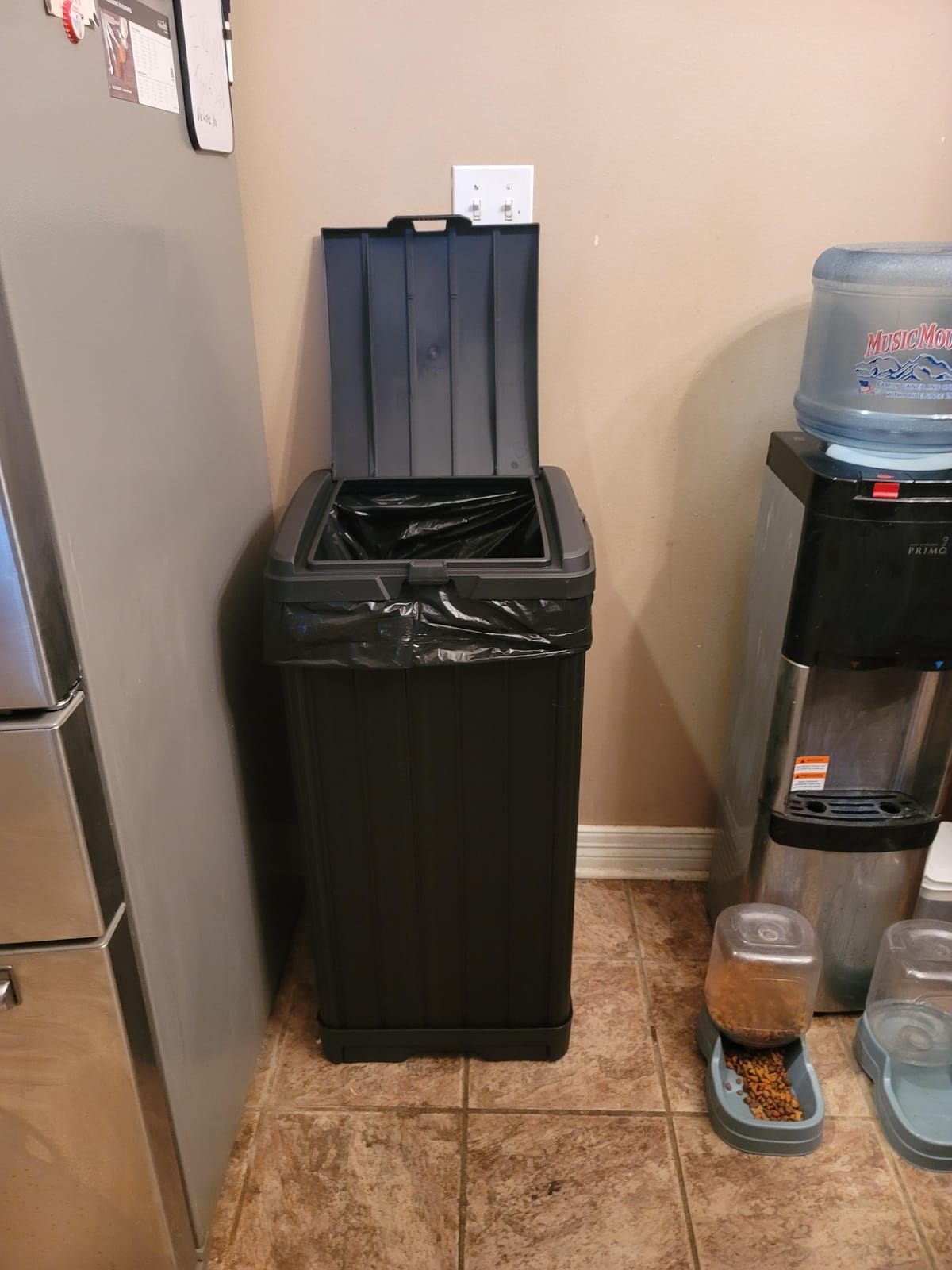 Keter Baltimore Resin 38 Gallon Outdoor Kitchen Trash Can with Lid and Drip Tray for Easy Cleaning-Perfect for Patio Dining, Black customer photo 2