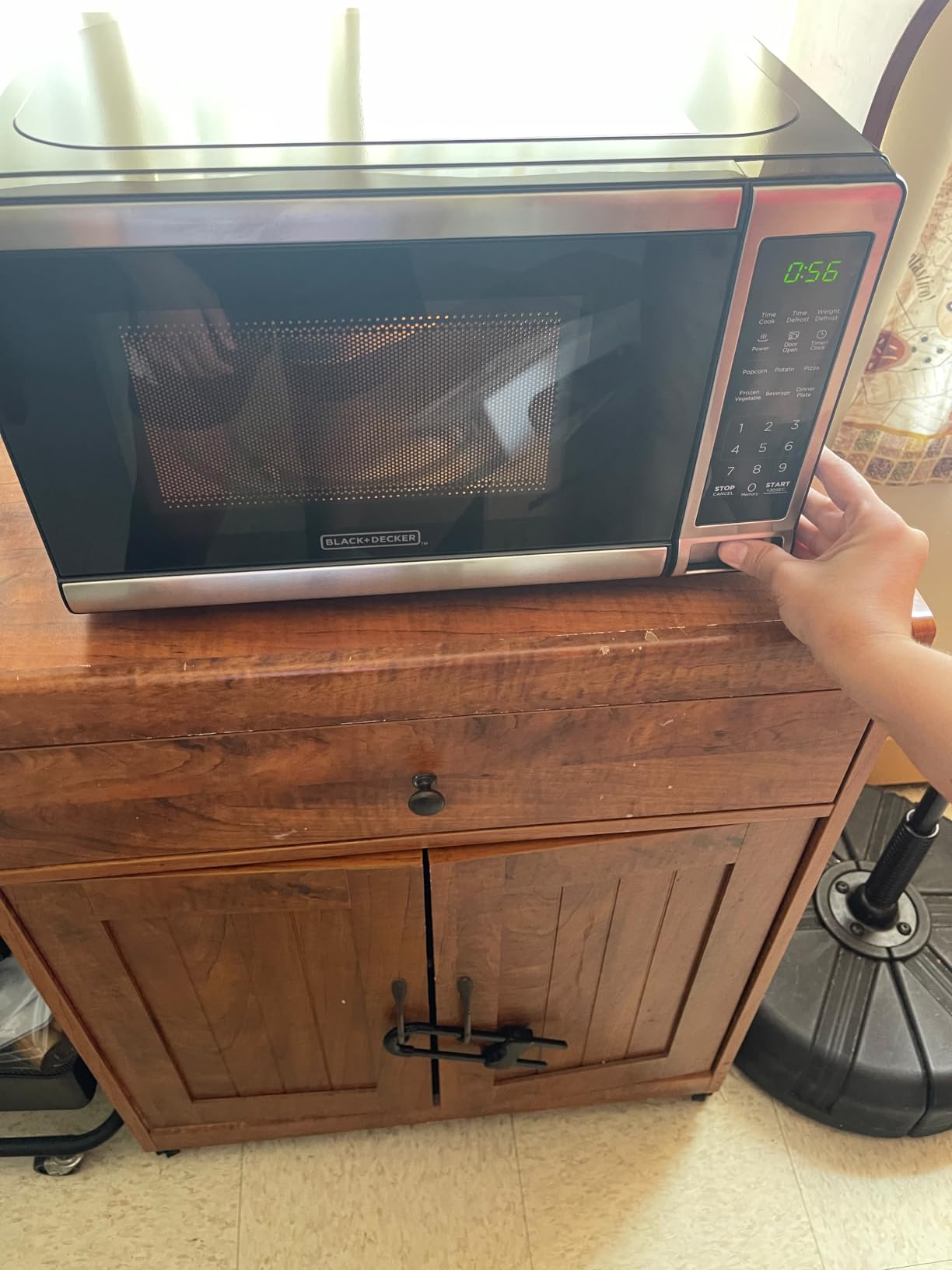 BLACK+DECKER Microwave Oven Countertop, 1.1 Cu.Ft, 1000W, Stainless Steel customer photo 1