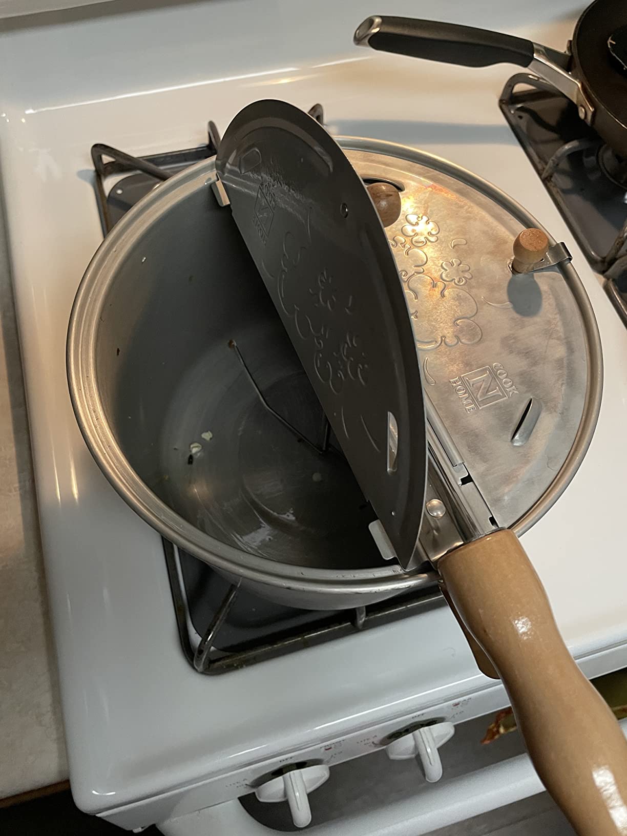Cook N Home Stovetop Popcorn Popper 6 Quart - Hand Crank Popcorn Maker customer photo 2