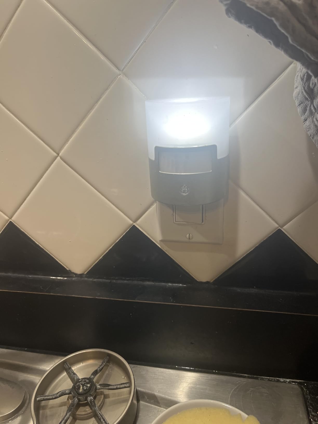 GE LED Motion Sensor Night Light, Plug into wall, 40 Lumens customer photo 2