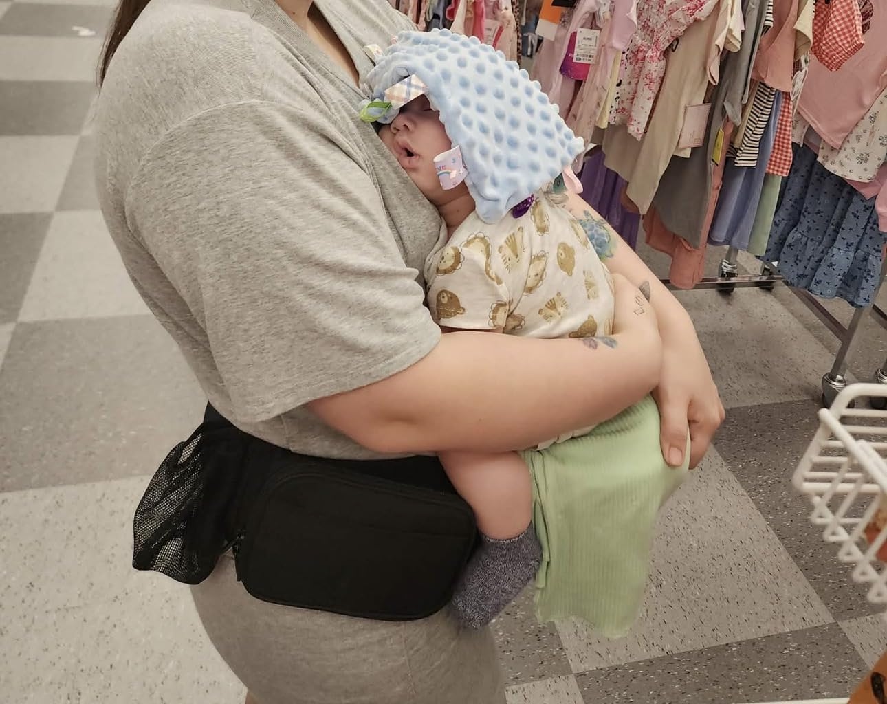 Tushbaby Original Hip Seat Baby Carrier for Babies & Toddlers up to 45 lbs, Safety Certified, Lightweight No-Foam Design with Storage, Grey customer photo 2