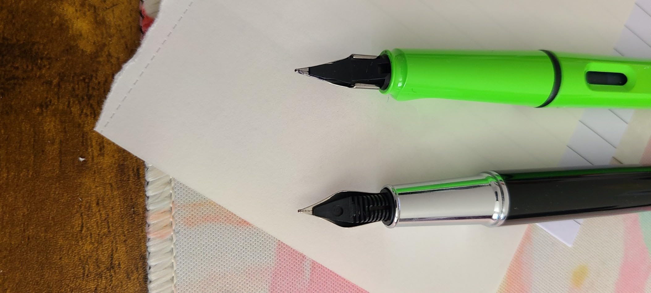 Amazon Basics Refillable Fountain Pen with Smooth Writing, Fine Point Nib, Black Ink customer photo 2