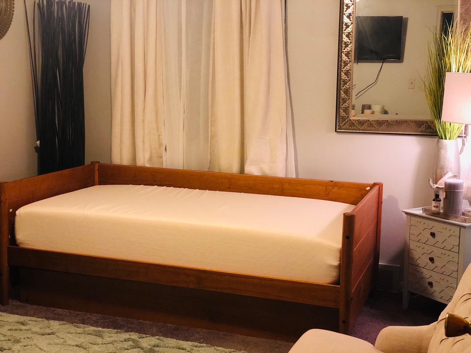 Camaflexi Mid-Century Modern Daybed & Trundle/Solid and Manufactured Wood/Panel Headboard/No Box Spring Needed/Foundation has 14 Wood Slats/Twin Trundle/Easy Assembly, Castanho Finish, Twin. customer photo 2